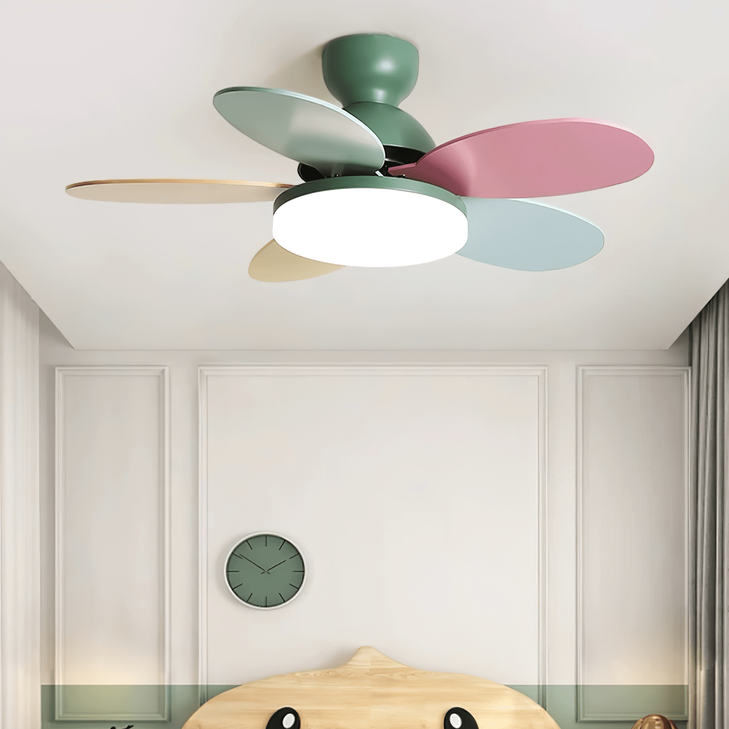 Nahaufnahme des bunten Glasschirms am Liora Deckenventilator