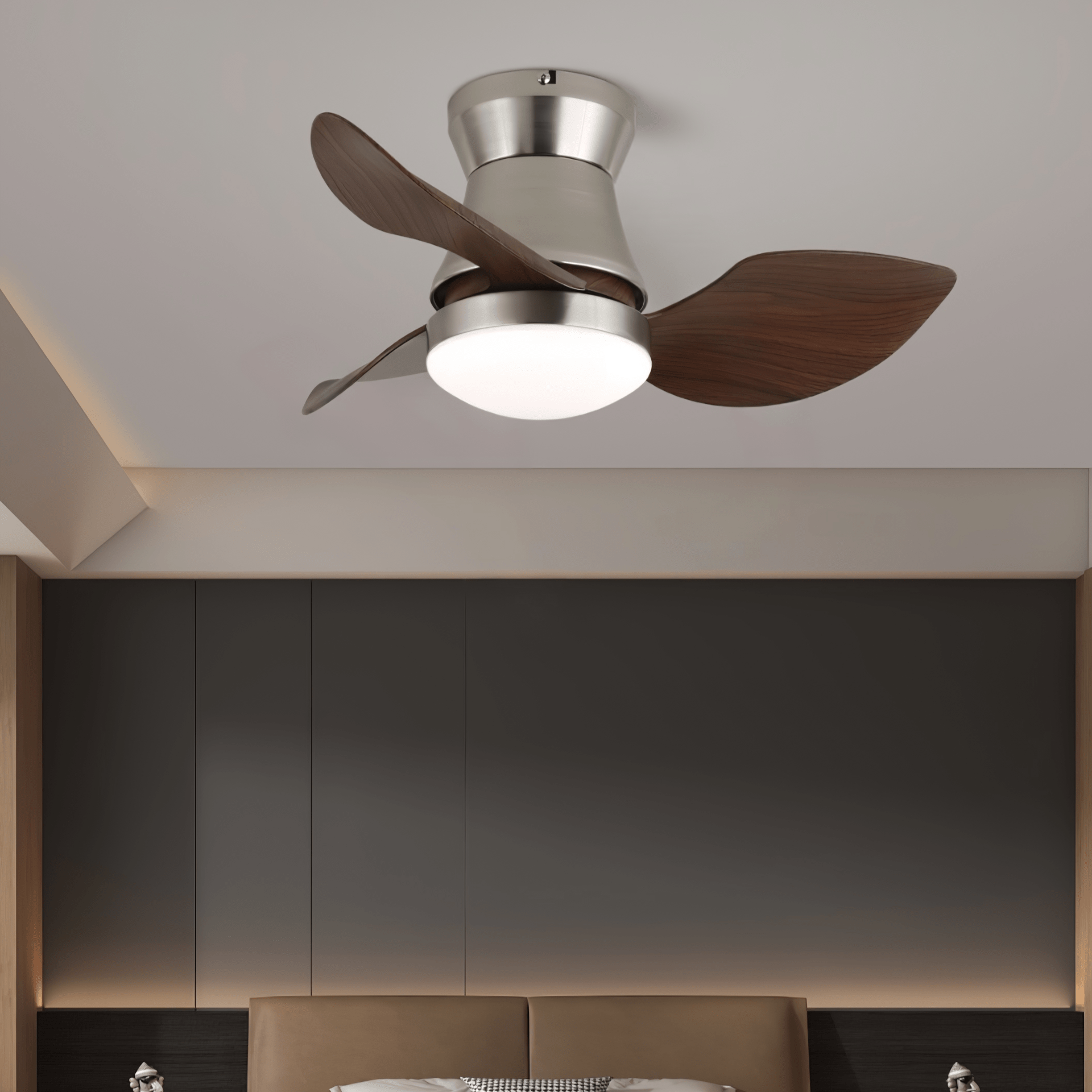 Nahaufnahme des Airlume Deckenventilators mit Walnussholzflügeln.
