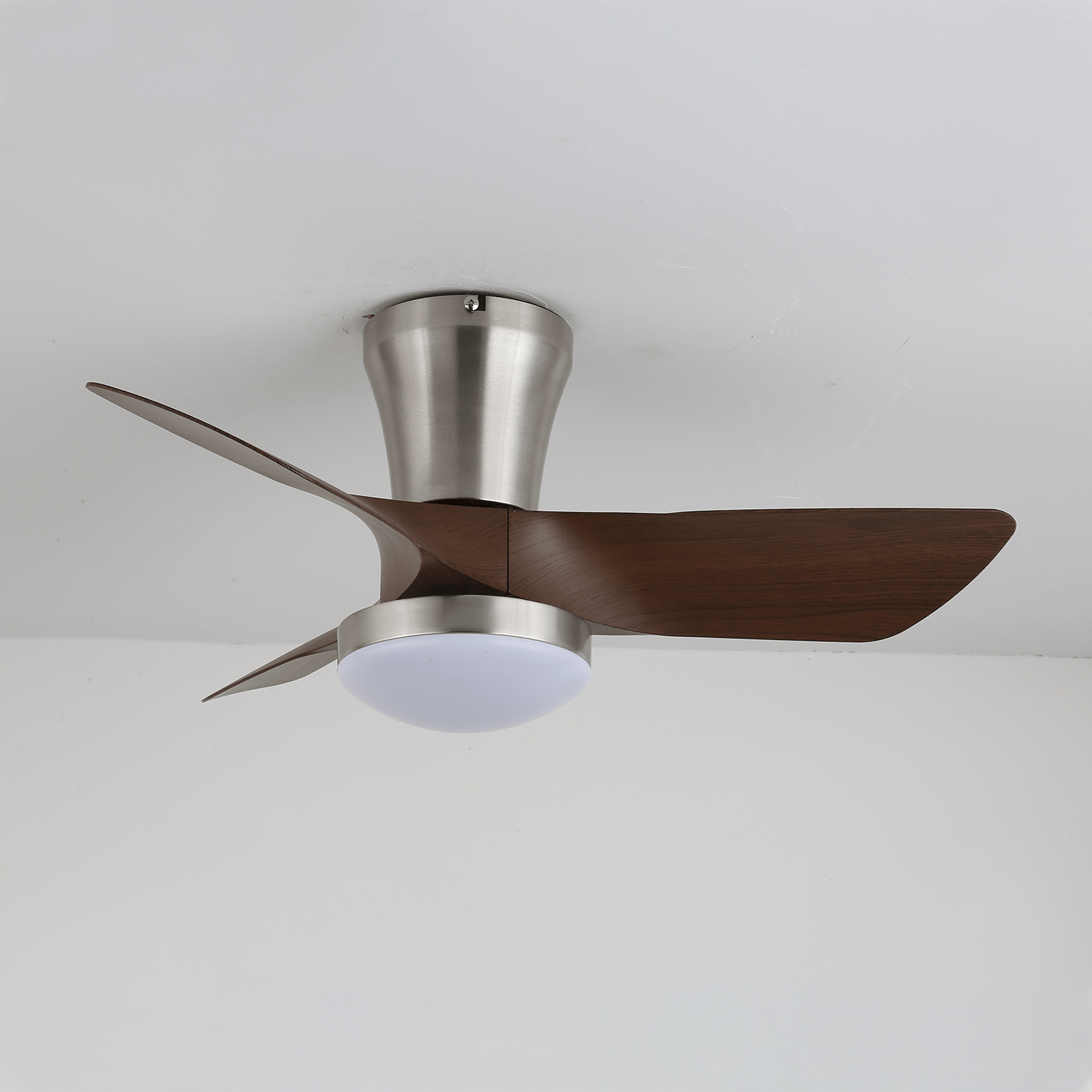 Trivon Moderner Deckenventilator aus Holz in einem modernen Wohnzimmerambiente