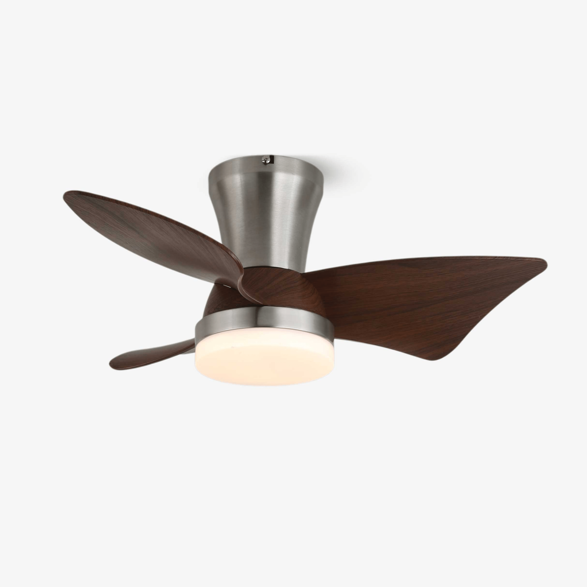 Caspian Moderner Deckenventilator mit Holz und Licht in einem Wohnzimmer.