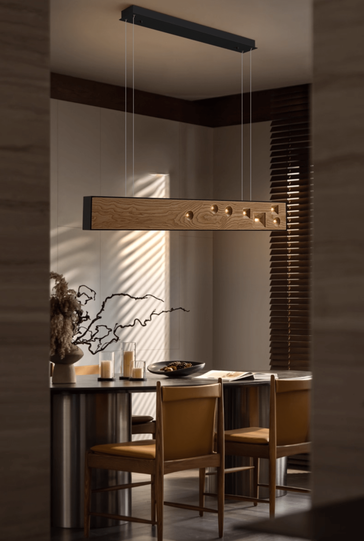 Lustra Lineare Pendelleuchte aus Holz mit Edelsteinen-Letslighting