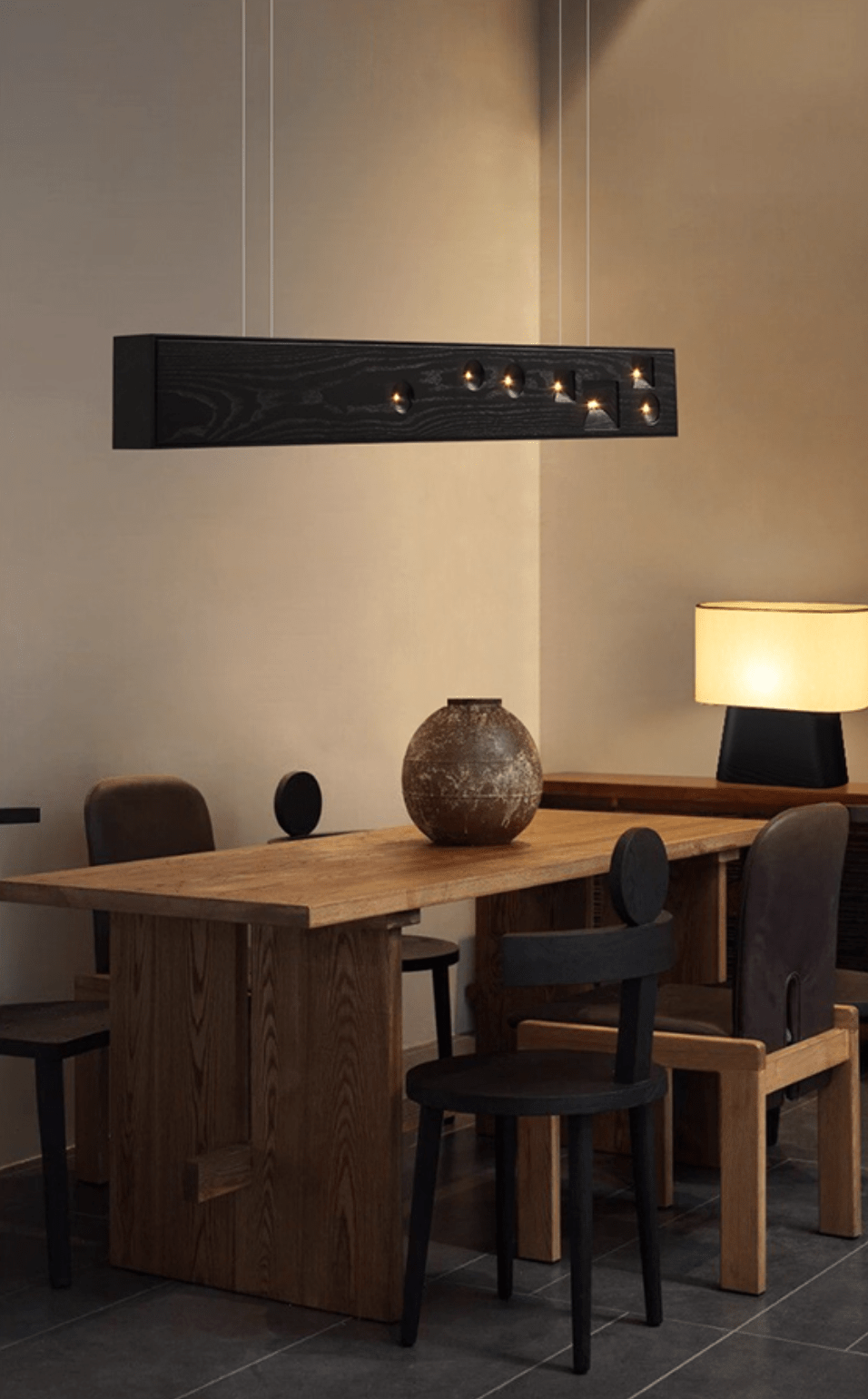 Lustra Lineare Pendelleuchte aus Holz mit Edelsteinen-Letslighting