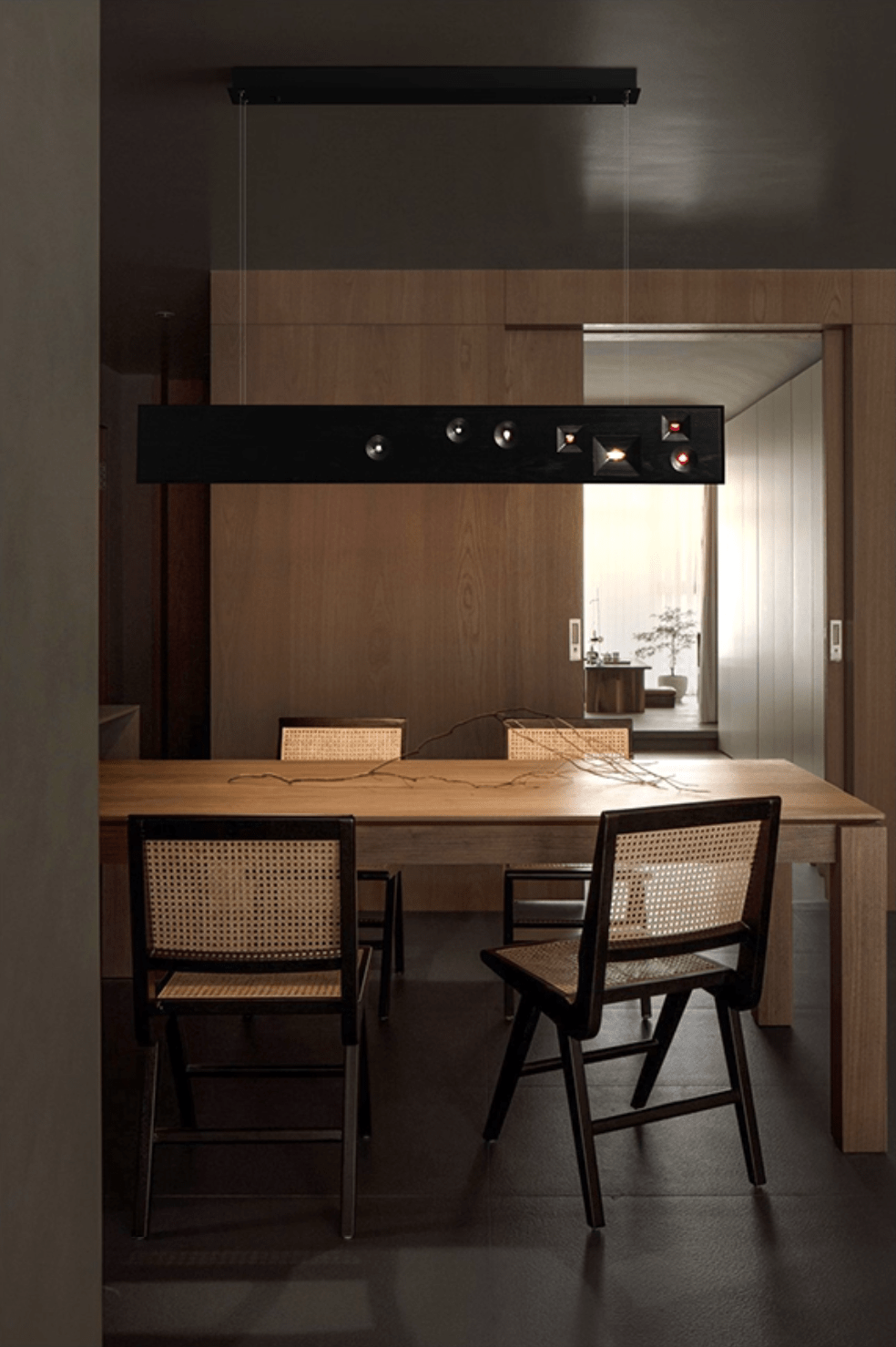 Lustra Lineare Pendelleuchte aus Holz mit Edelsteinen-Letslighting