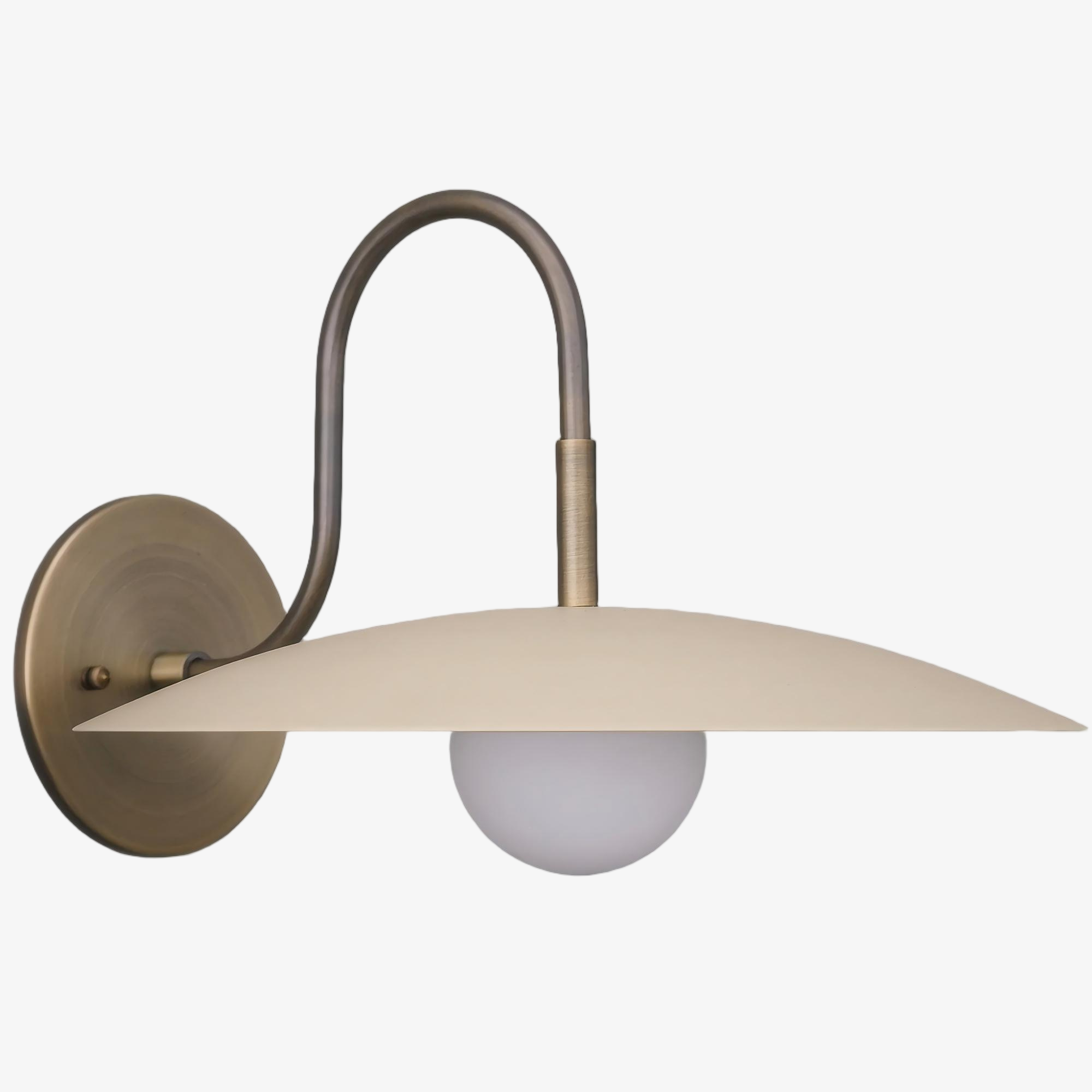Moderne Wandleuchte „Curva“ aus Metall – Arm aus antikem Messing mit cremefarbenem Scheibenschirm
