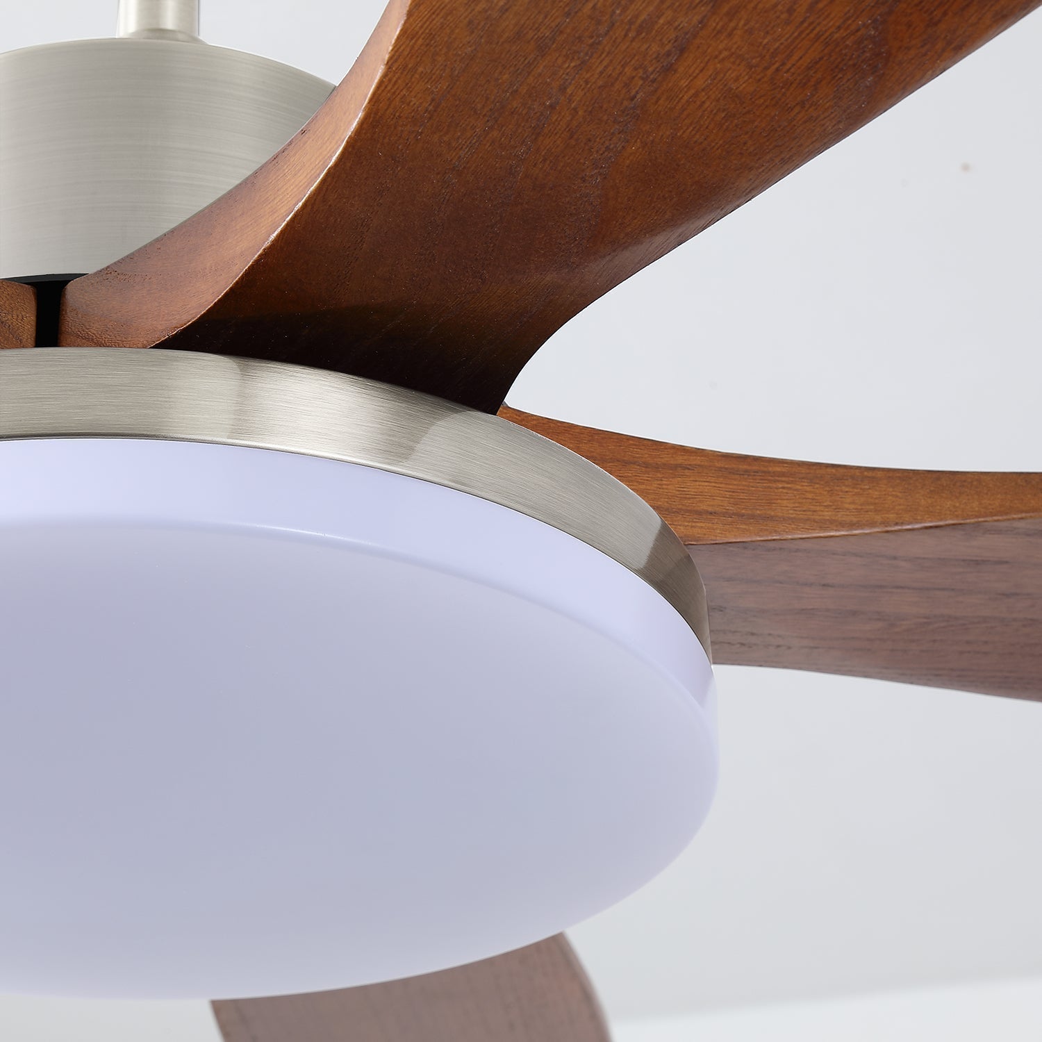 Schräge Ansicht der Orvian Holz-Deckenventilatorleuchte