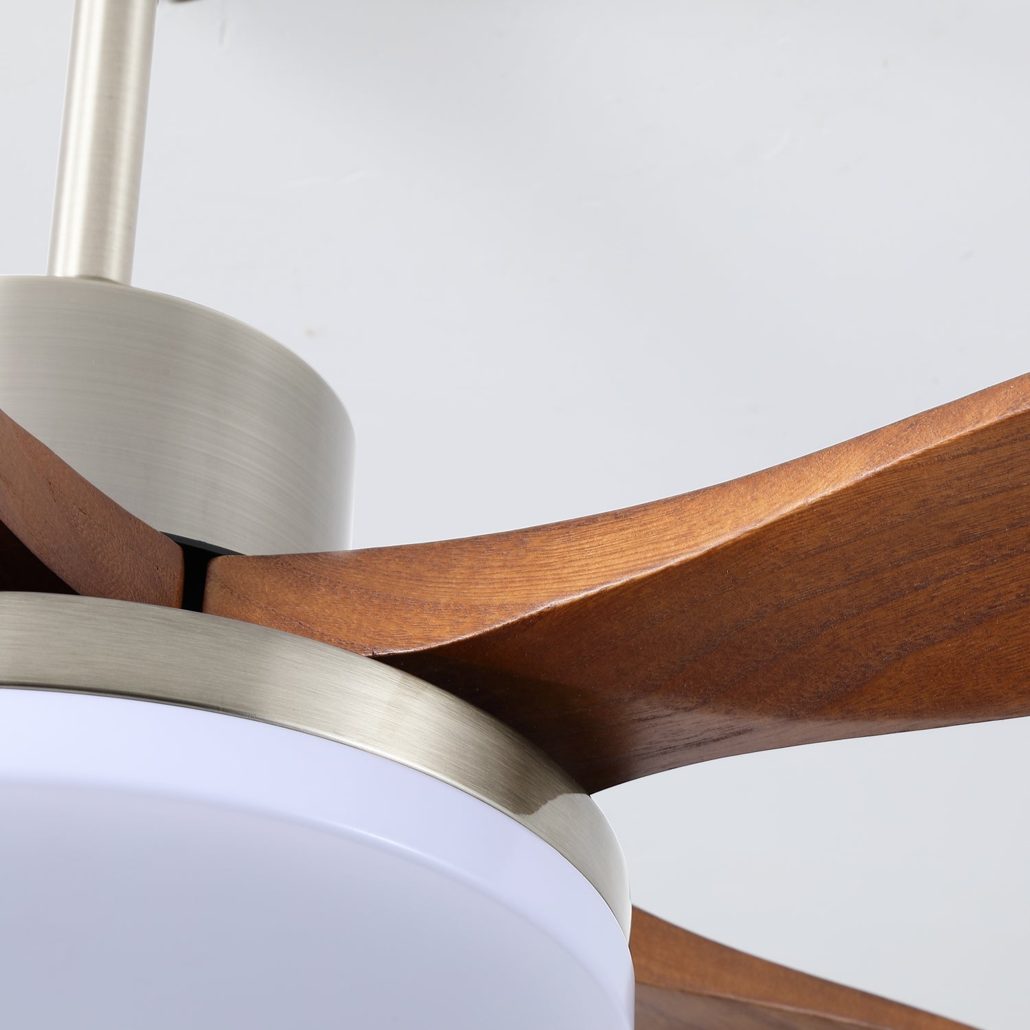 Orvian moderner Deckenventilator, der sein schlankes Design zeigt