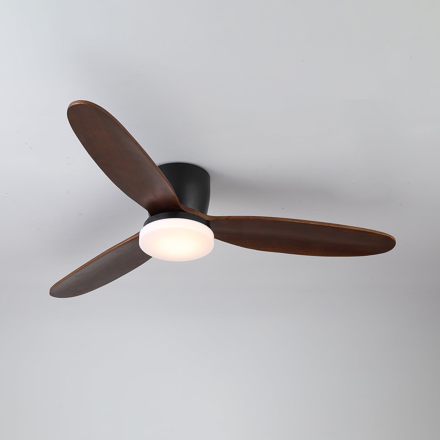 Athyrs Deckenventilator mit Beleuchtung mit Holzflügeln