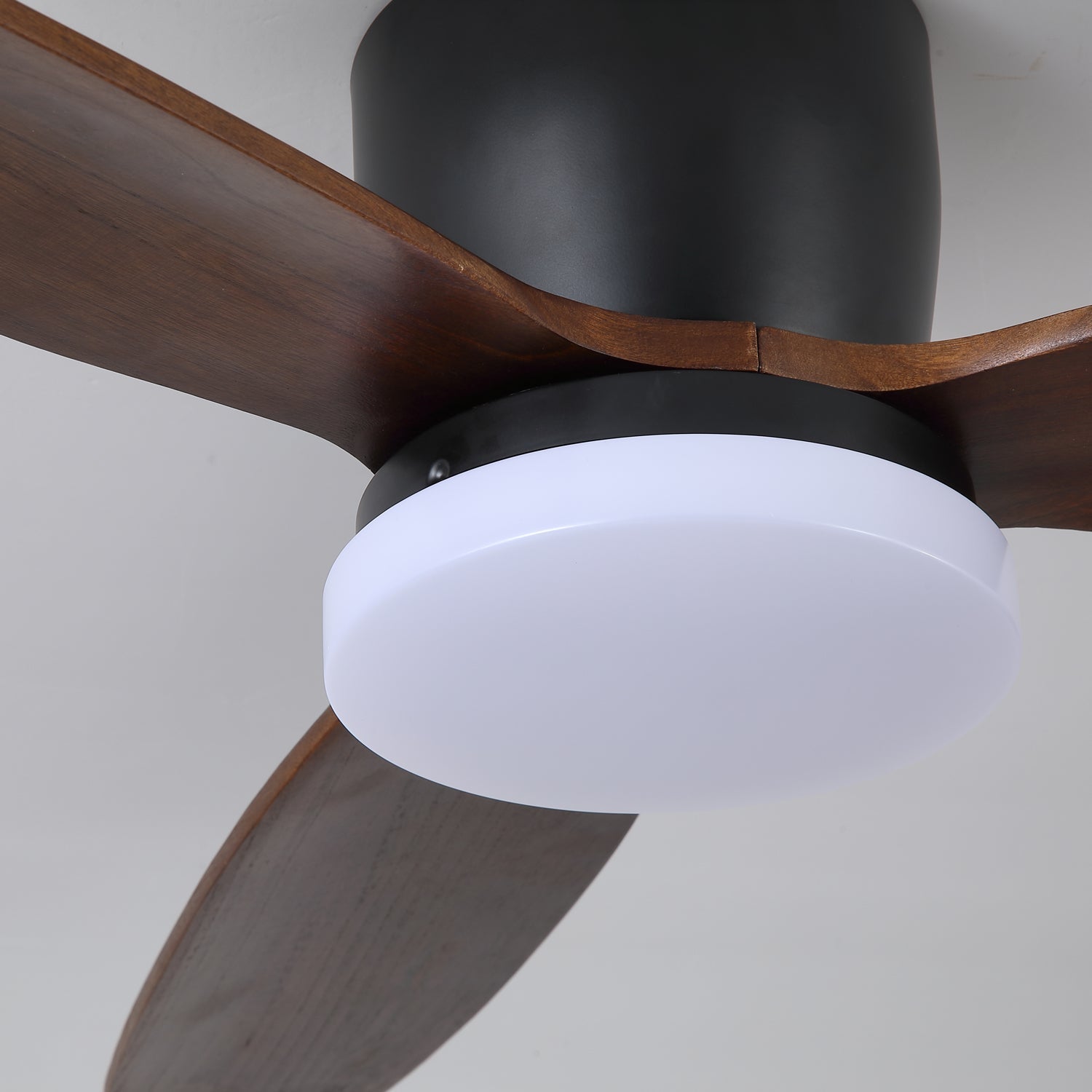 Athyrs Deckenventilator mit Beleuchtung an der Decke installiert