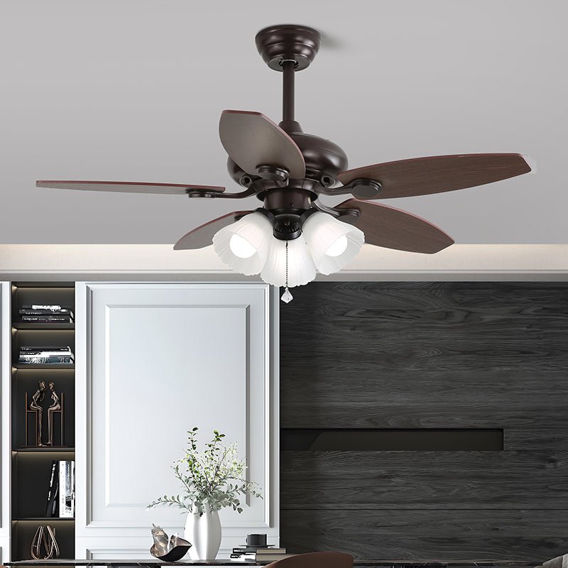 Solara Deckenventilator mit eingeschaltetem Licht