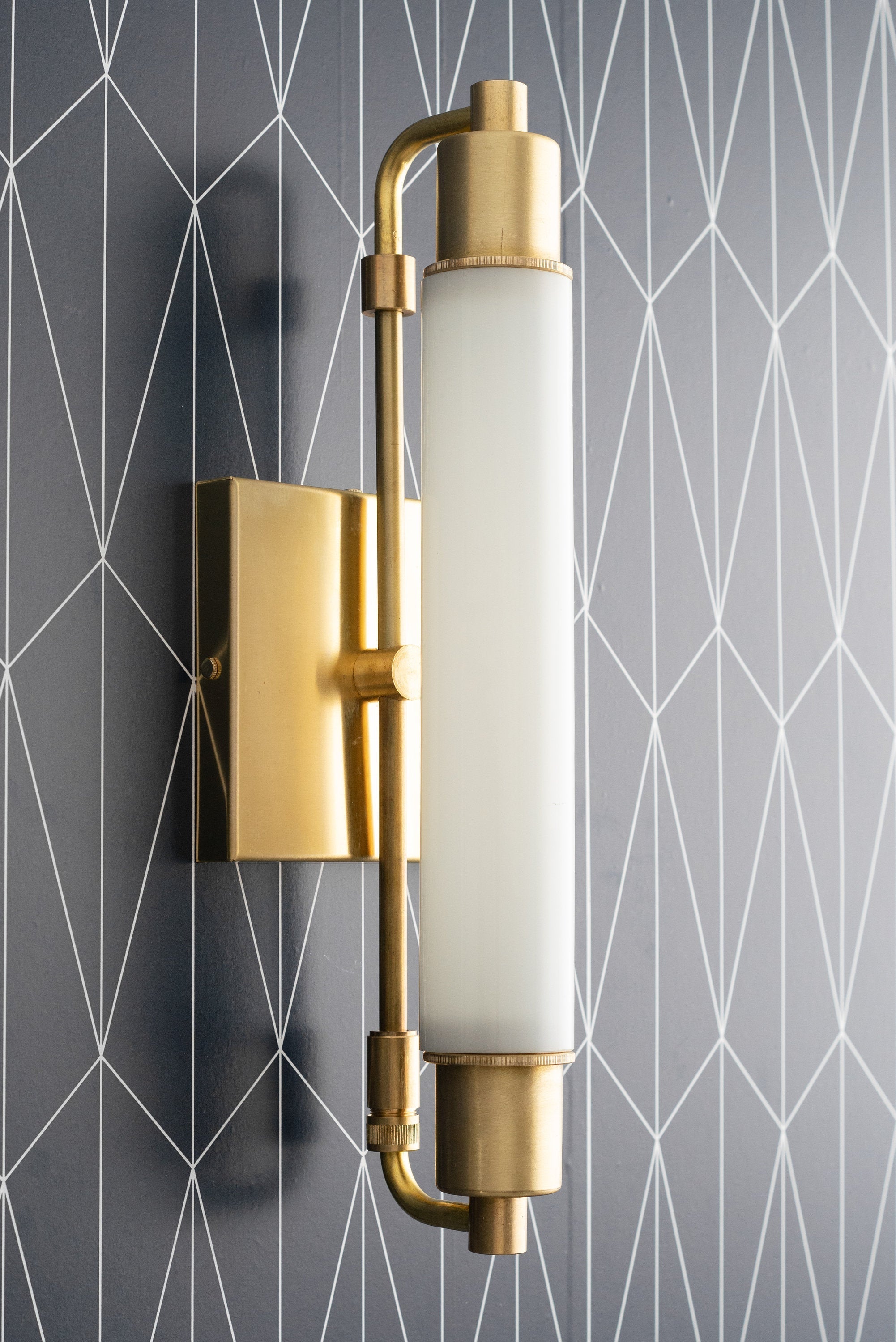 Wandleuchte in einem minimalistischen Interieur