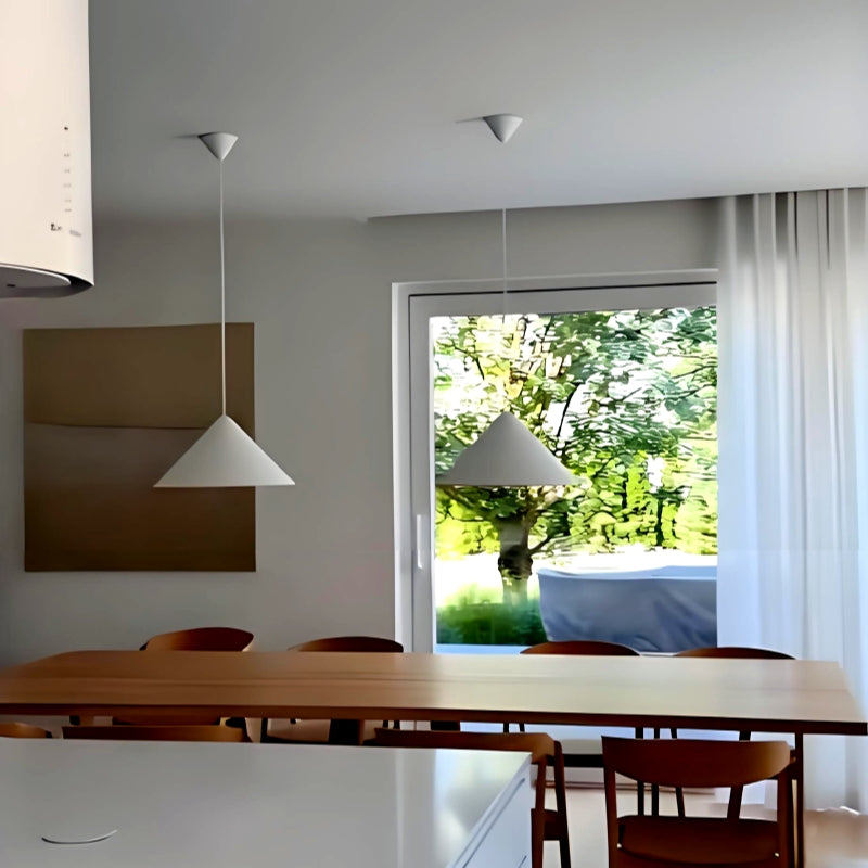 Pendelleuchte mit eingeschaltetem Licht, schafft eine warme Atmosphäre