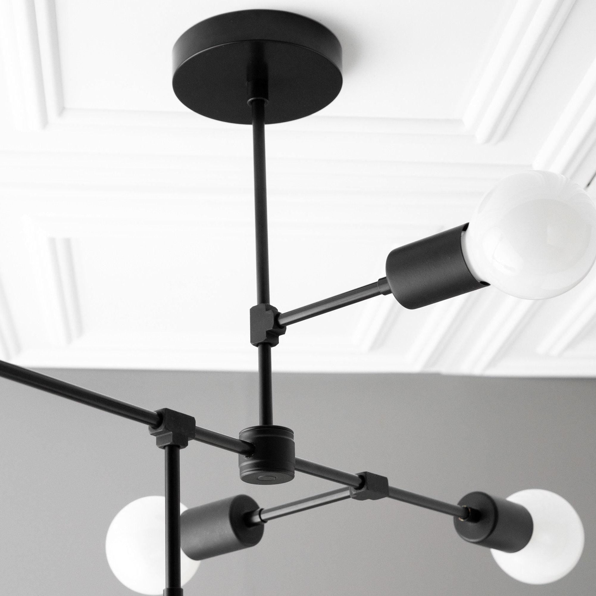 Installationsansicht des Kronleuchters an der Decke.