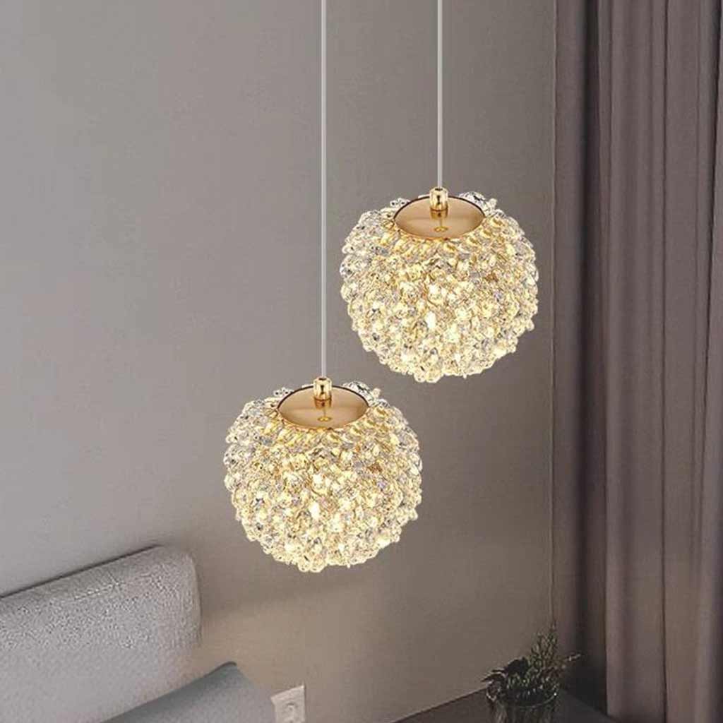 Nahaufnahme der Kristallkugel und des floralen Designs der Pendelleuchte