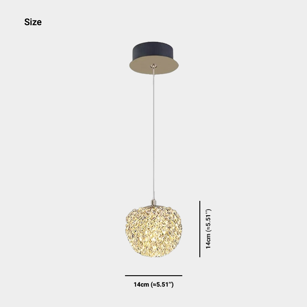 Pendelleuchte mit klaren Kristallen, die das Licht reflektieren