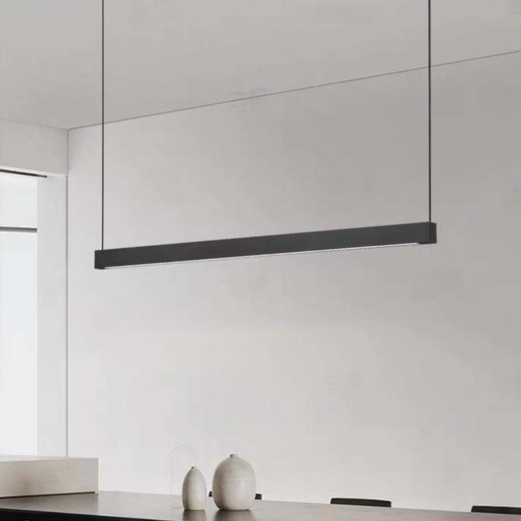 Schwarze lineare LED-Pendelleuchte von vorne