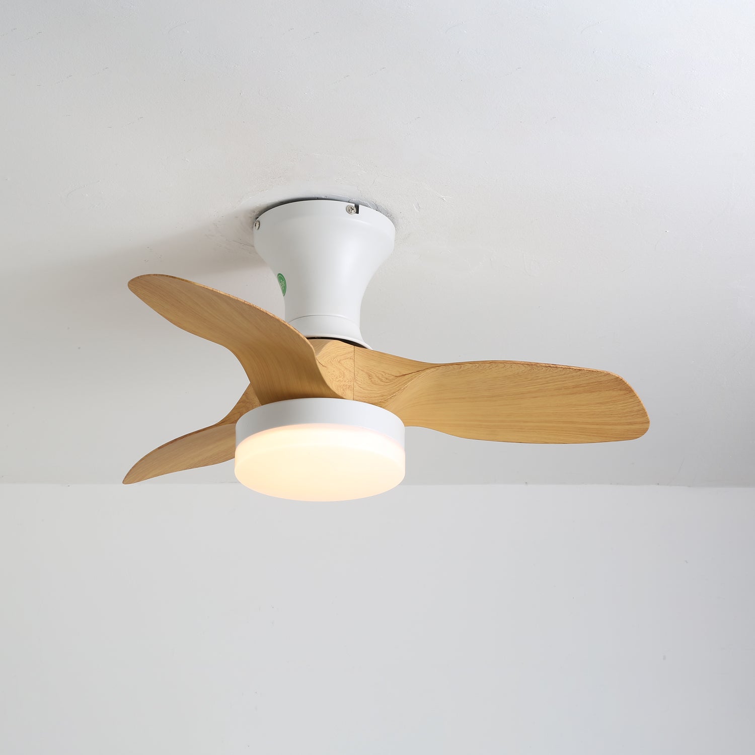 Nora Minimalistische Deckenventilatorleuchte aus weißem Holz