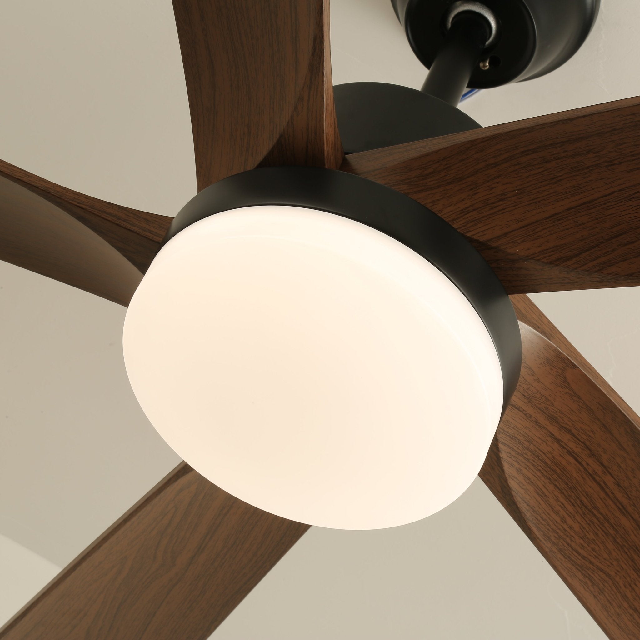 Eryndor Deckenventilator von unten, zeigt LED und Ventilator
