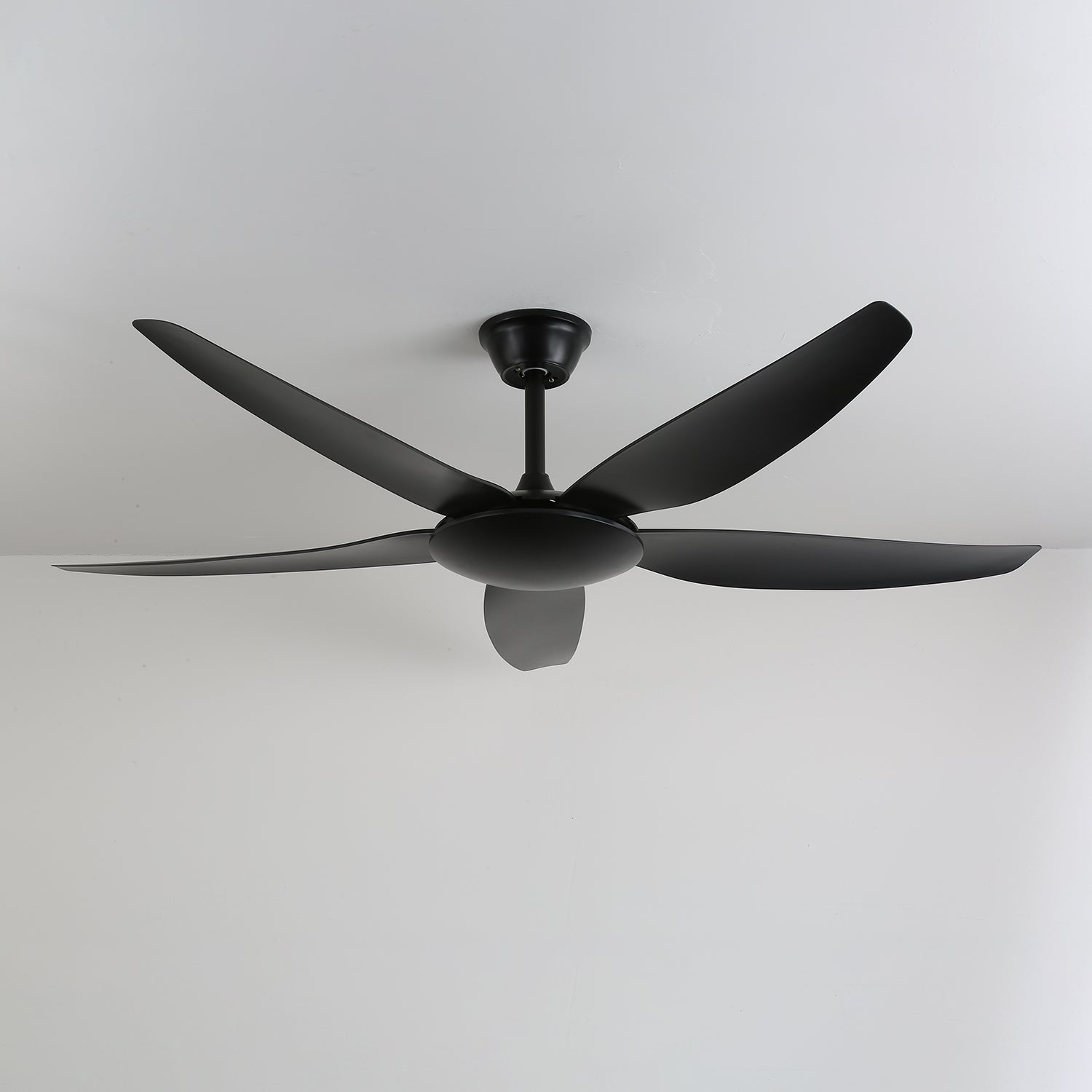 Onyxa Minimalistische schwarze Deckenventilatorleuchte, schräge Ansicht