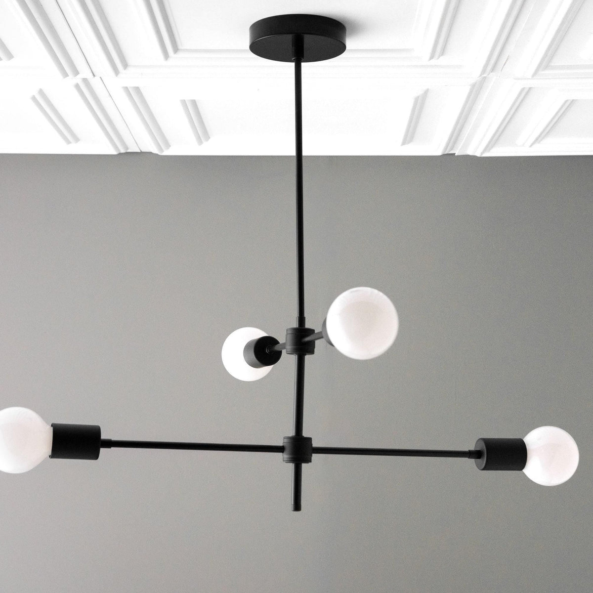 Kronleuchter mit kühnem Design und Metallgestell