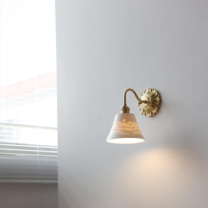 Wandleuchte mit weißem Keramikschirm