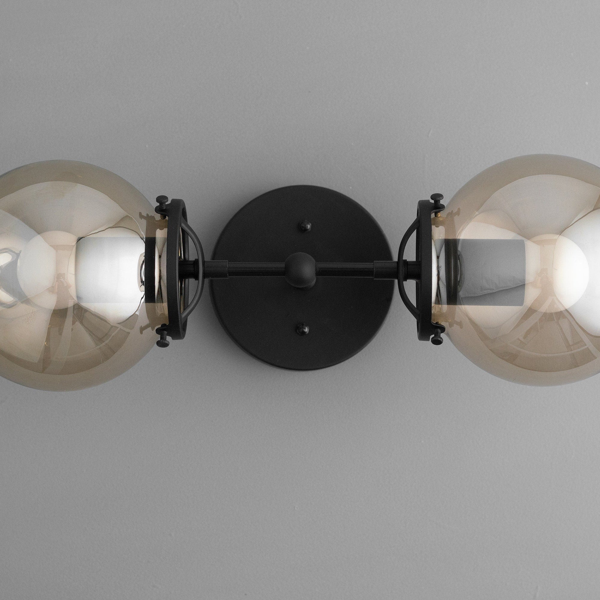 Abmessungen der Lumio Globe Wandleuchte