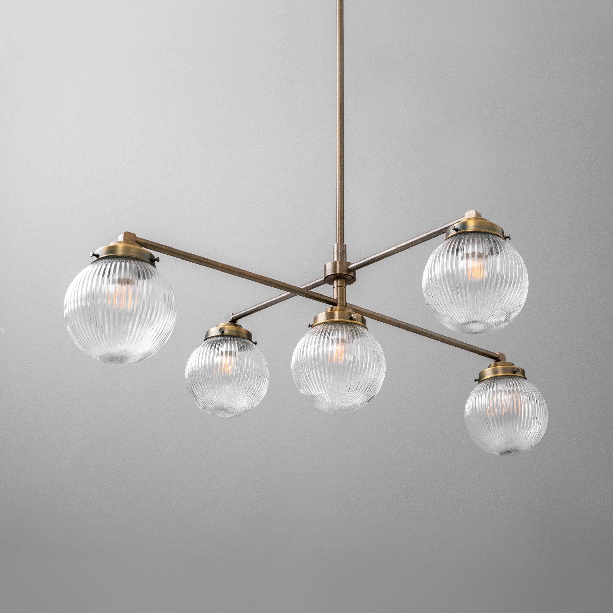 Installation der Pendelleuchte an der Decke