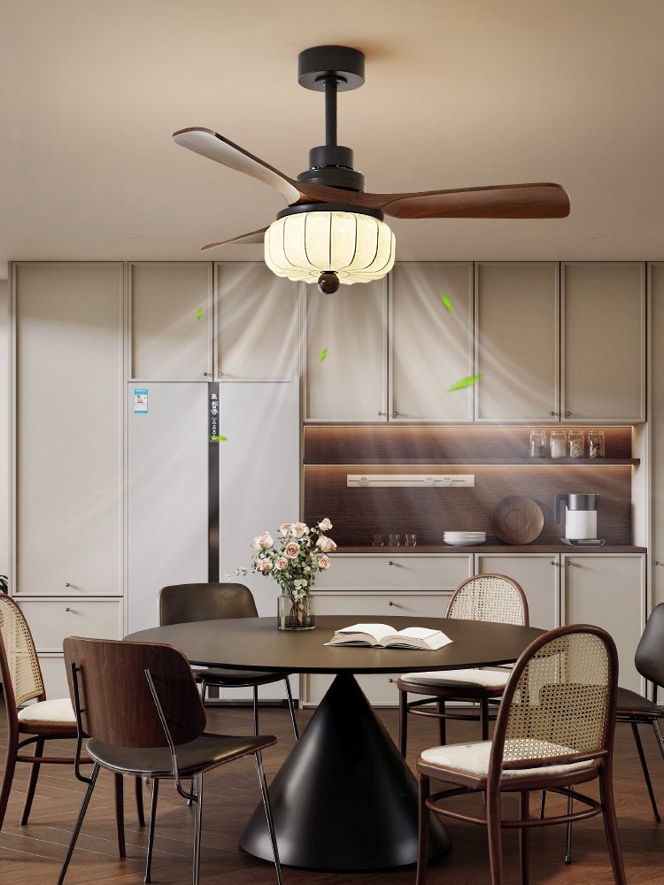 Svelk Vintage Deckenventilator mit Beleuchtung in einem Innenraum