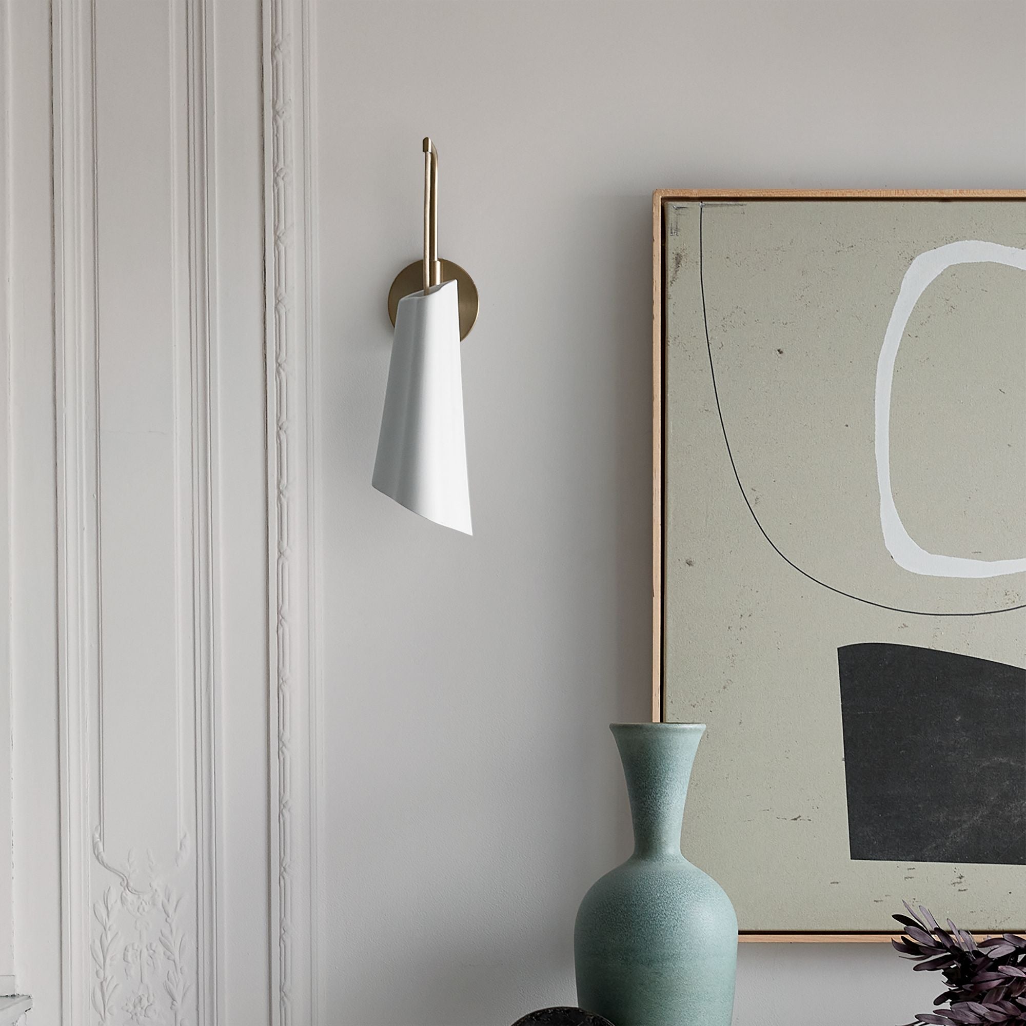 Moderne Wandleuchte aus Keramik und Metall in Antikmessing-Optik