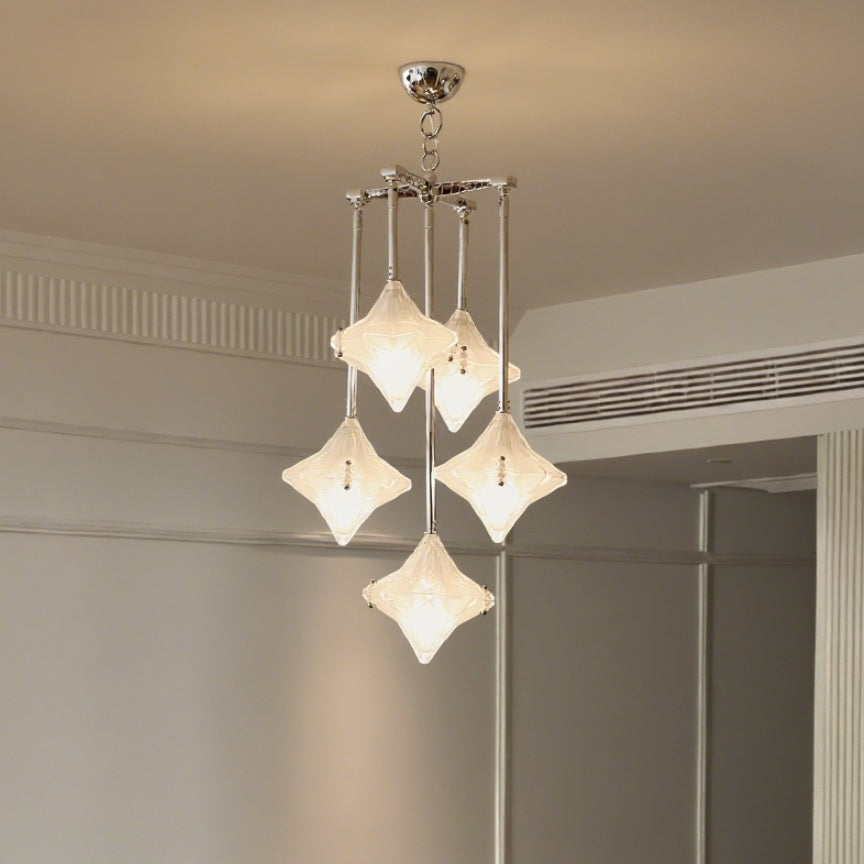 Art Deco Stern Kronleuchter Milchglas in einem Esszimmer