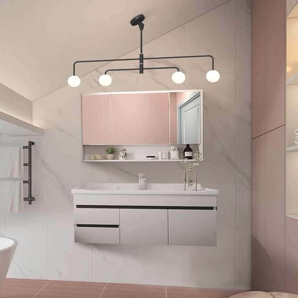 Kronleuchter in einem modernen Wohnzimmer mit schräger Decke