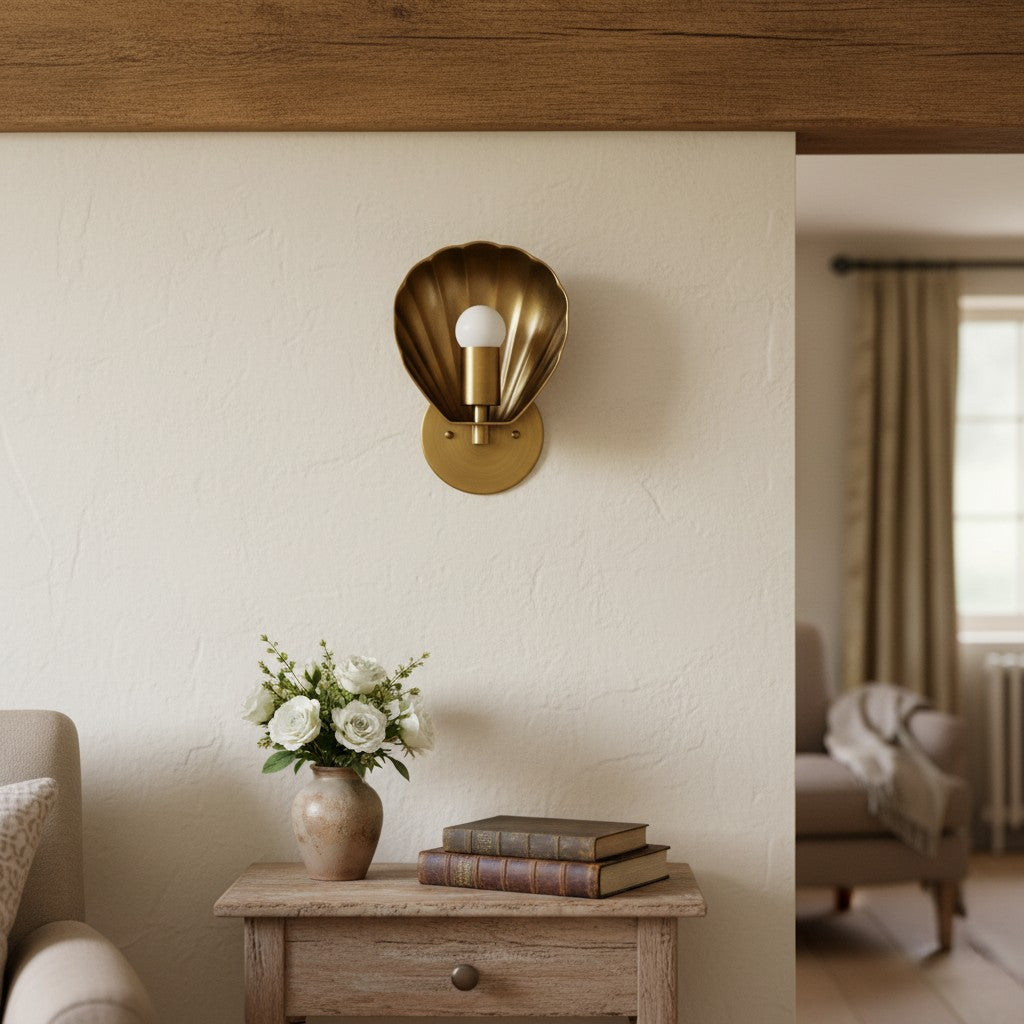 Art Déco Wandleuchte aus Messing mit Muschelschirm