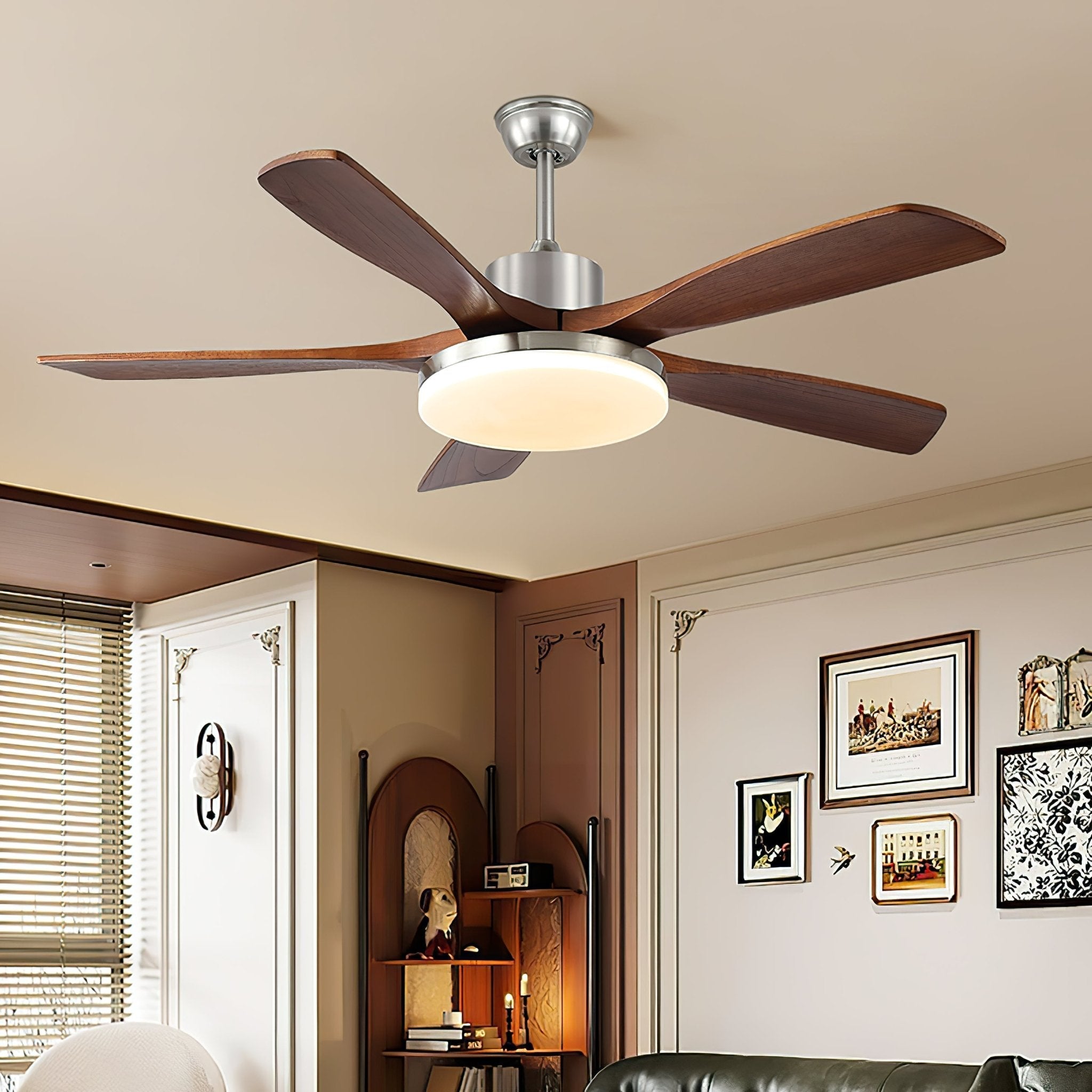 Orvian Deckenventilatorleuchte in einem modernen Wohnzimmerambiente