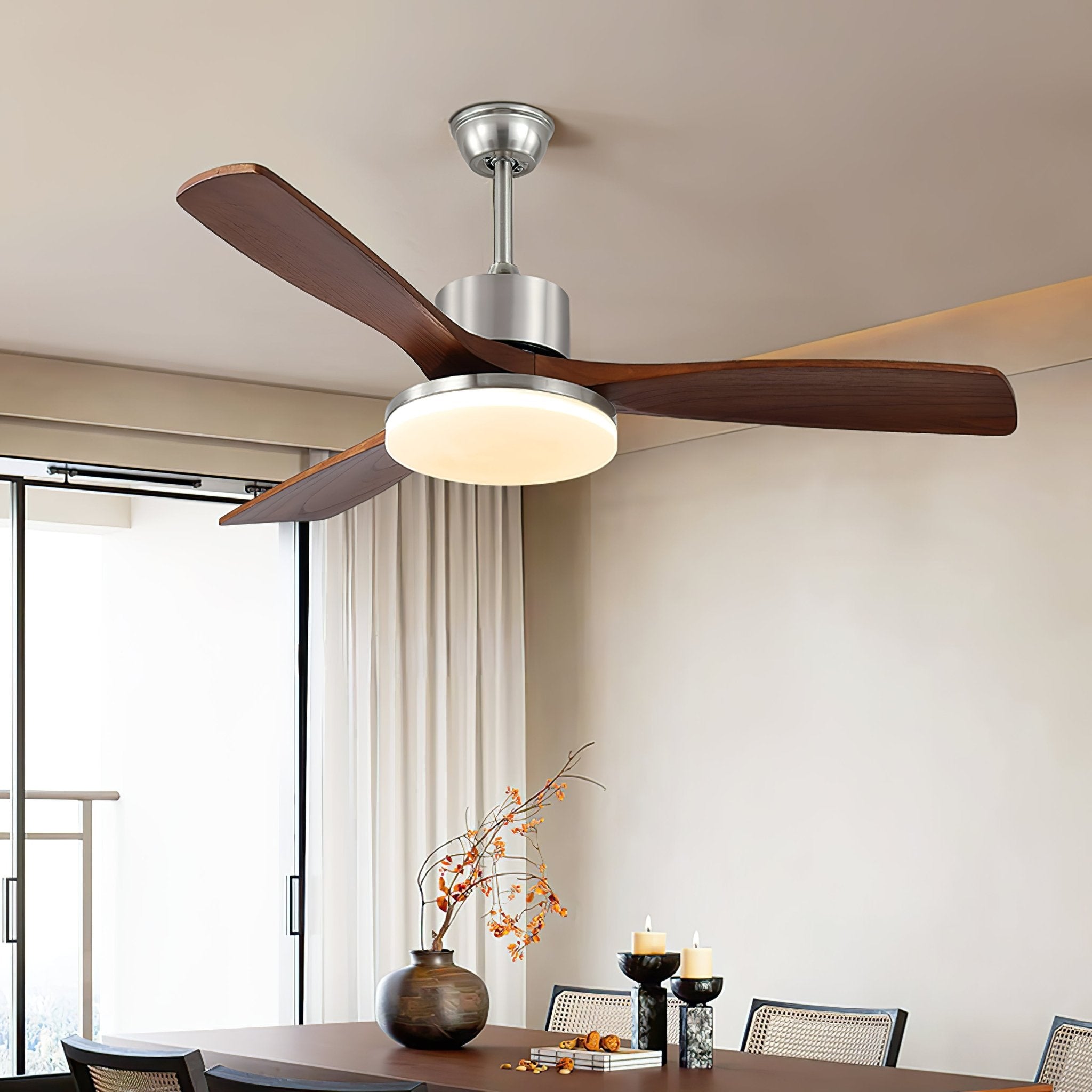Nahaufnahme der Walnussholz-Oberfläche an den Deckenventilatorflügeln