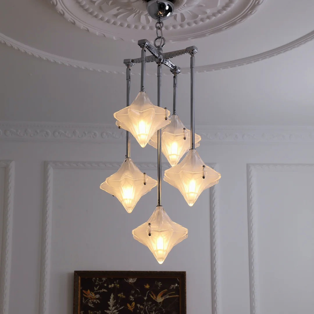 Art Deco Stern Kronleuchter Milchglas, beleuchtet und elegant
