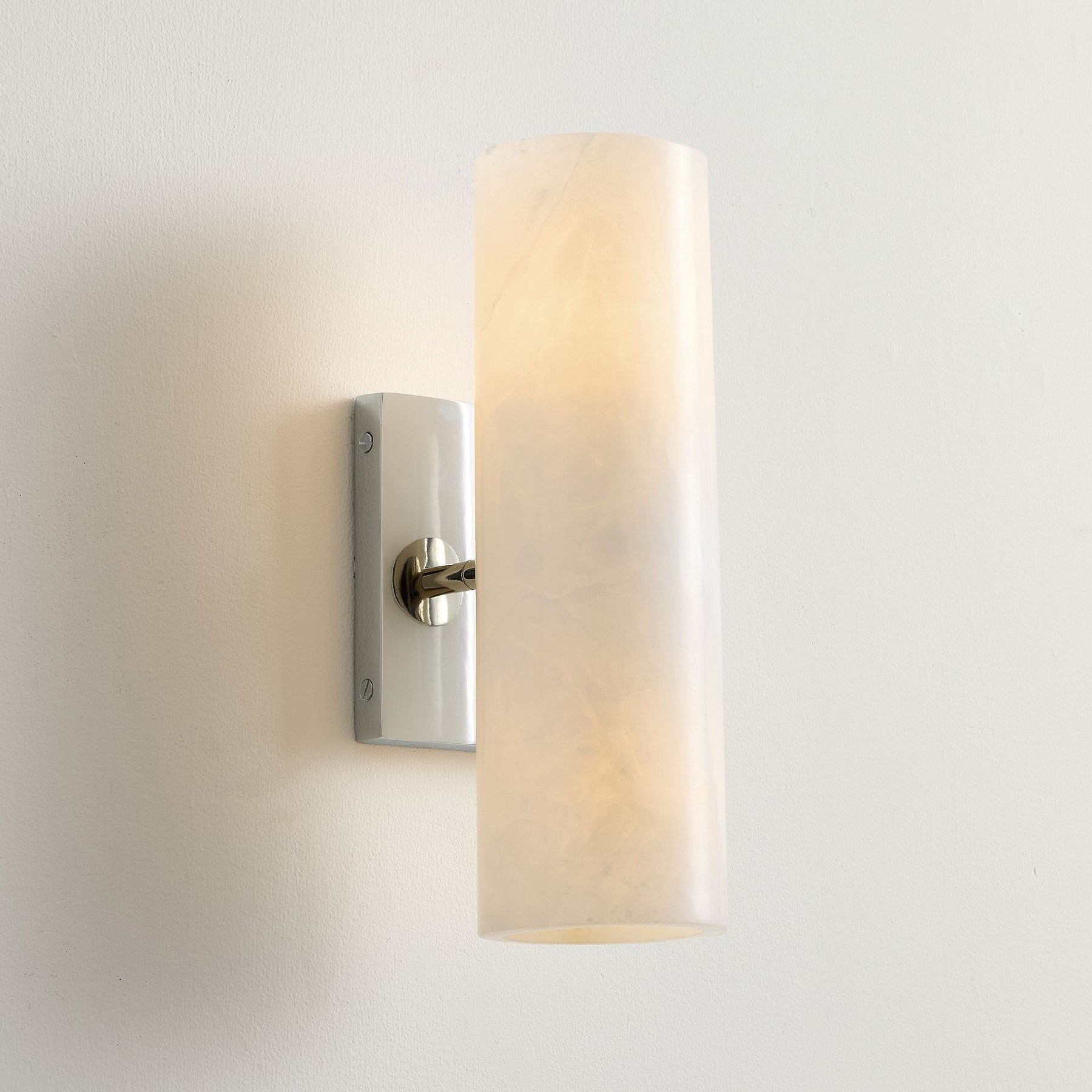 Wolvina Wandleuchte aus natürlichem Marmor mit glatten Metalldetails