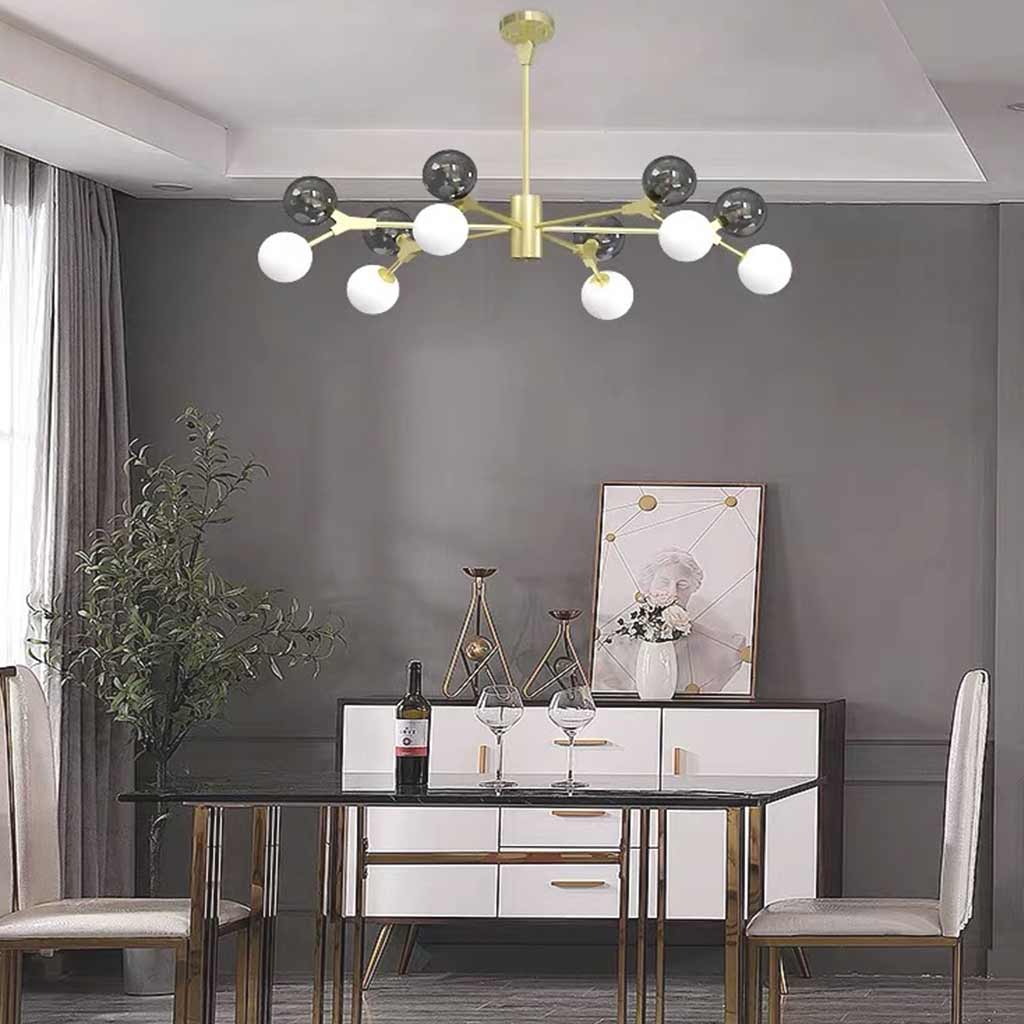 Kronleuchter mit Ast-Design und Glasblasen in einem modernen Wohnzimmer