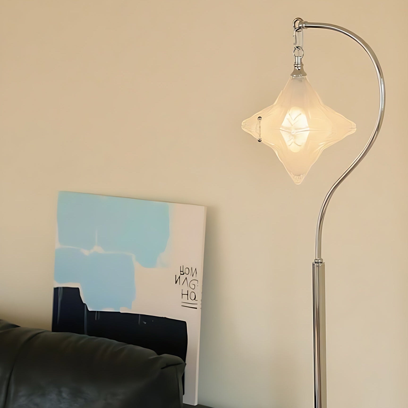 Art Deco Stern Stehleuchte in modernem Wohnzimmer