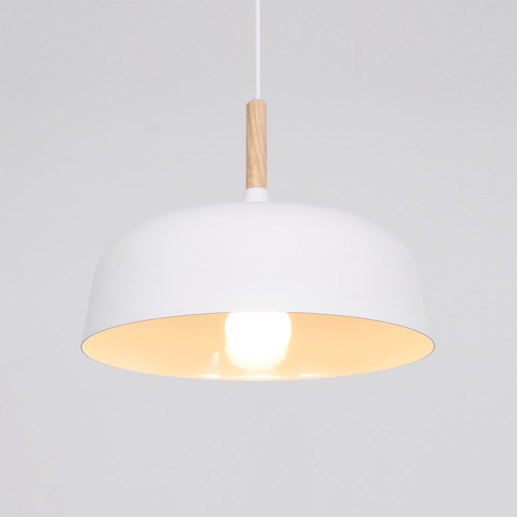 Lustra Pendelleuchte Weiß Schirm Holz-Letslighting