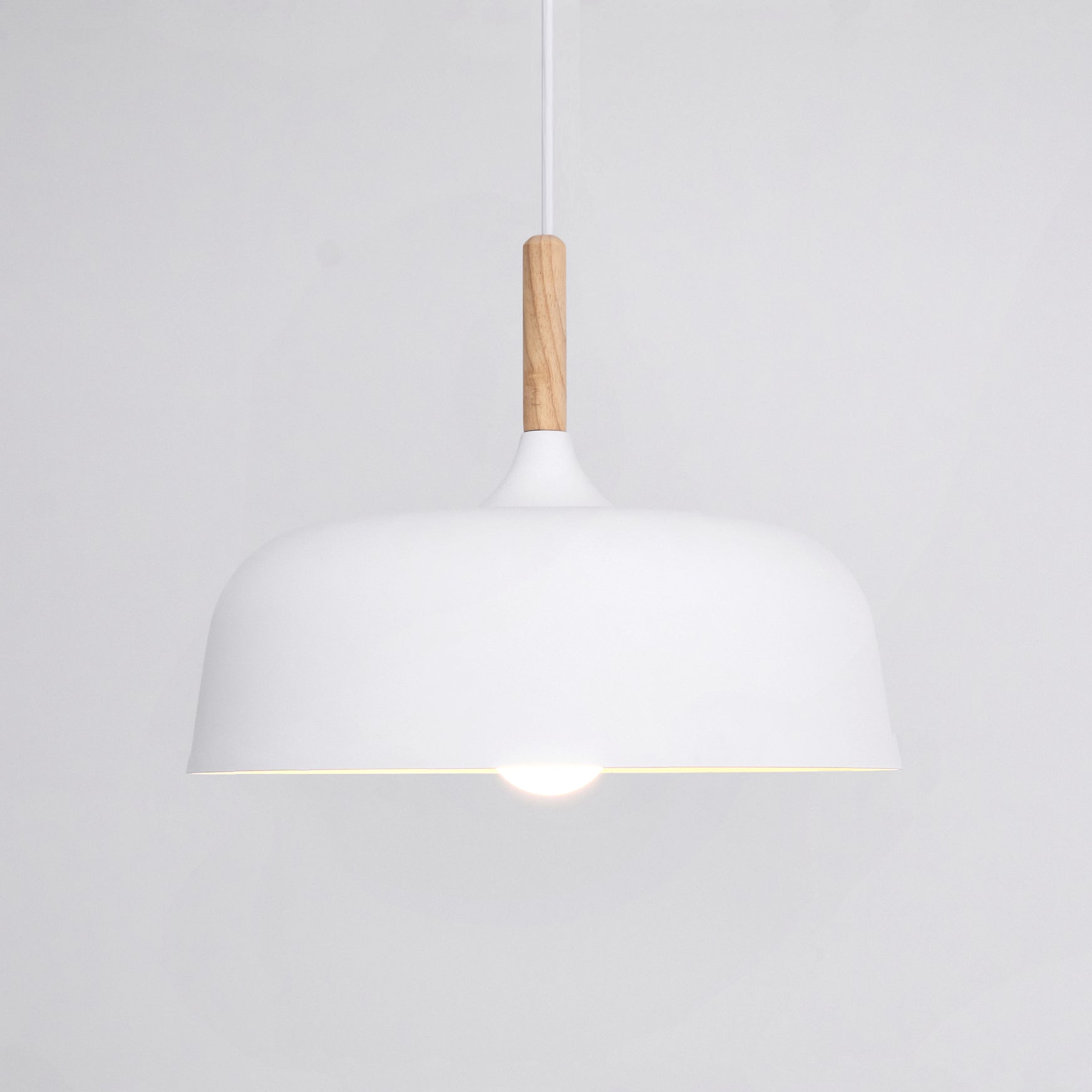 Lustra Pendelleuchte Weiß Schirm Holz-Letslighting