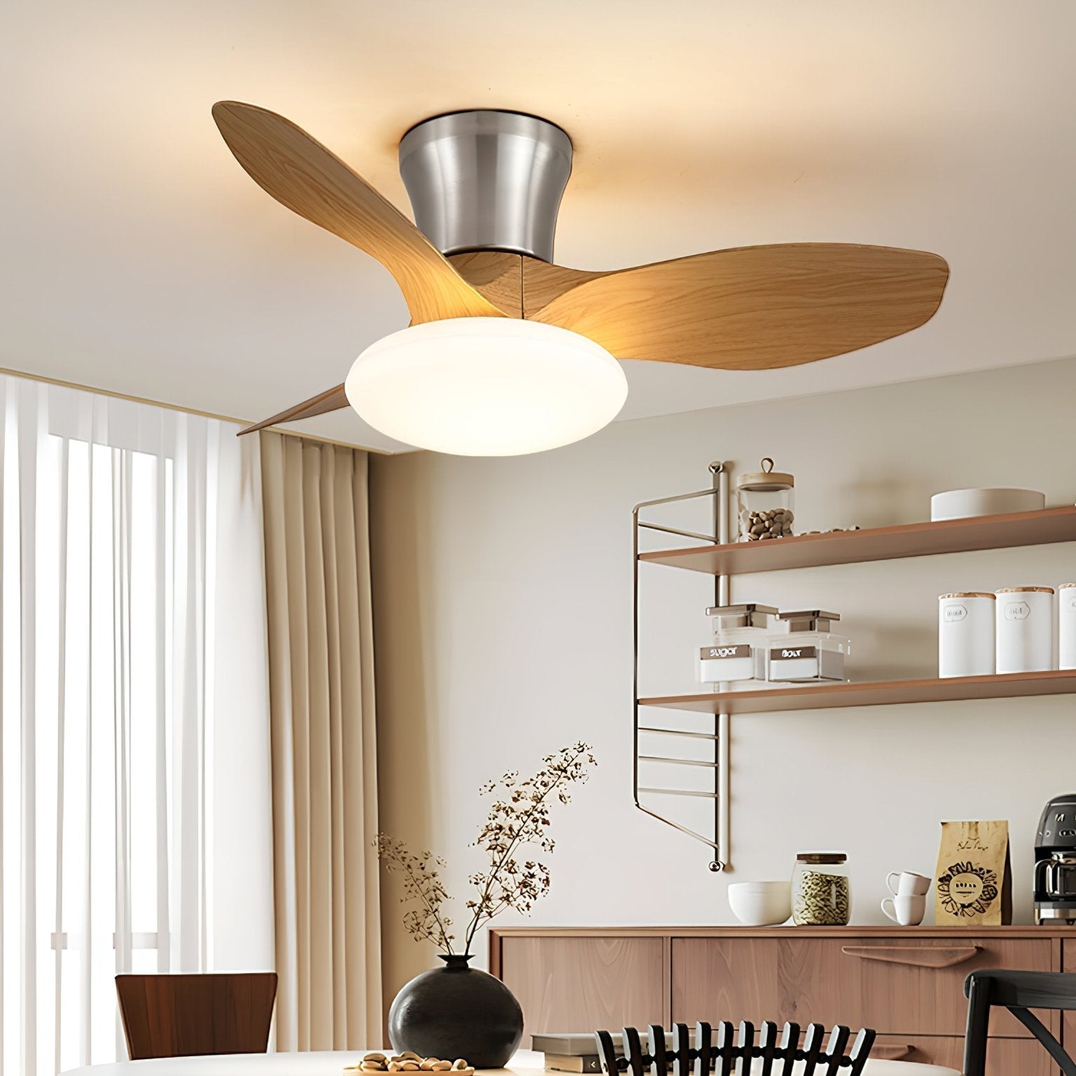 Velora Moderner Deckenventilator aus Holz mit Beleuchtung, im Wohnzimmer installiert