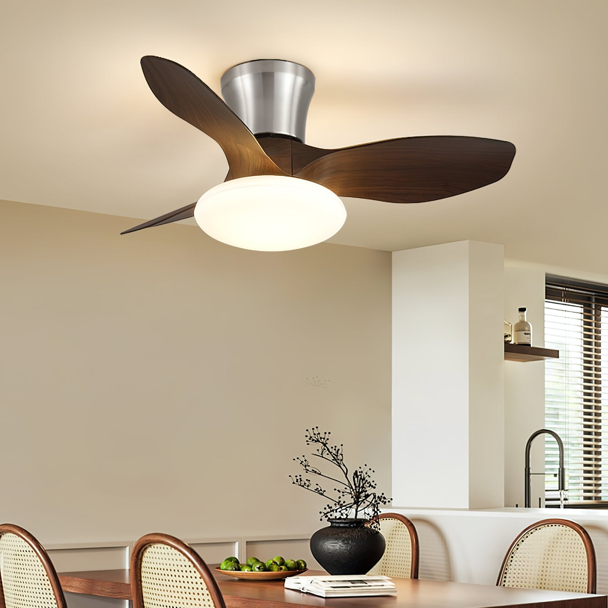Velora Moderner Deckenventilator aus Holz mit Beleuchtung, mit Nussbaumflügeln