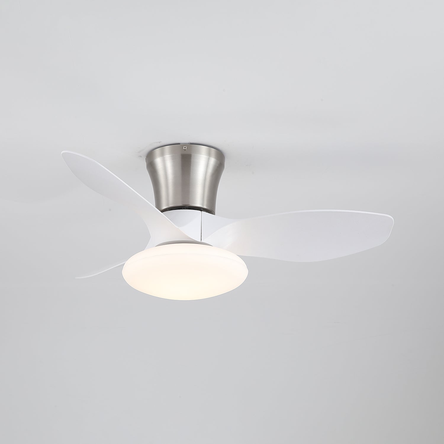 Velora Moderner Deckenventilator aus Holz mit Beleuchtung, Nahaufnahme des Motors aus reinem Kupfer