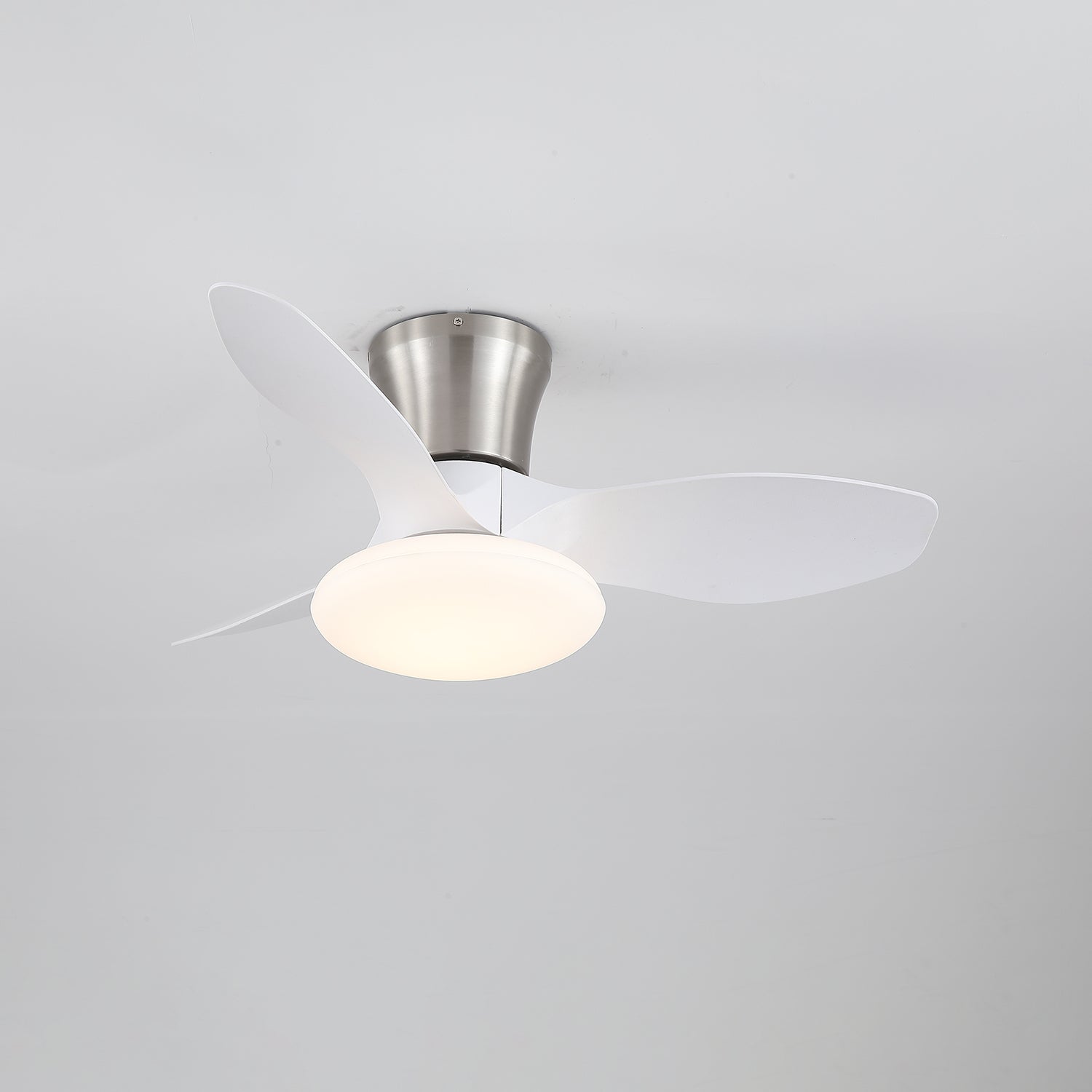 Velora Moderner Deckenventilator aus Holz mit Beleuchtung, demonstriert Luftstrom