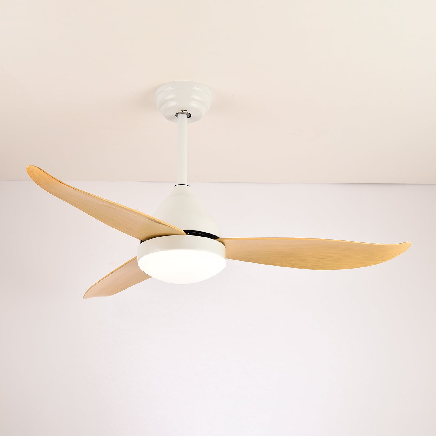 Deckenventilator mit Licht, zeigt Holzoberfläche und Acrylschirm.