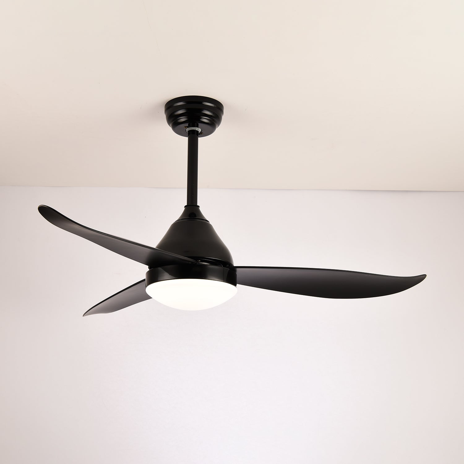 Deckenventilator mit Licht, der seinen Durchmesser von 106 cm zeigt.
