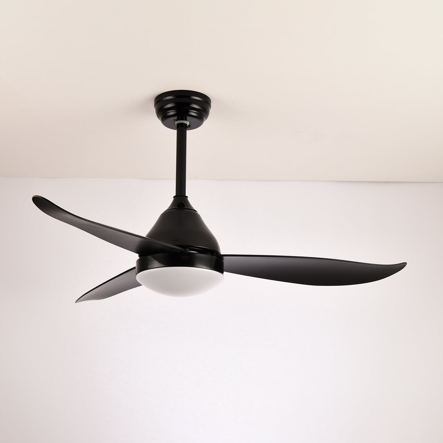 Moderner Holzdeckenventilator, der die schwarze Gehäuseausführung hervorhebt.