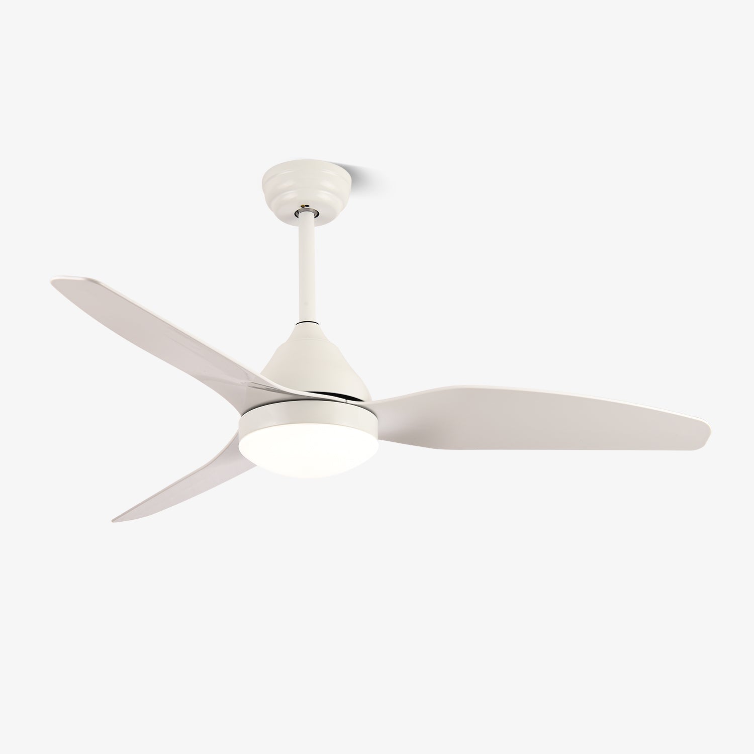 Weiße Lampenschirm-Ausführung am Fia modernen Deckenventilator.