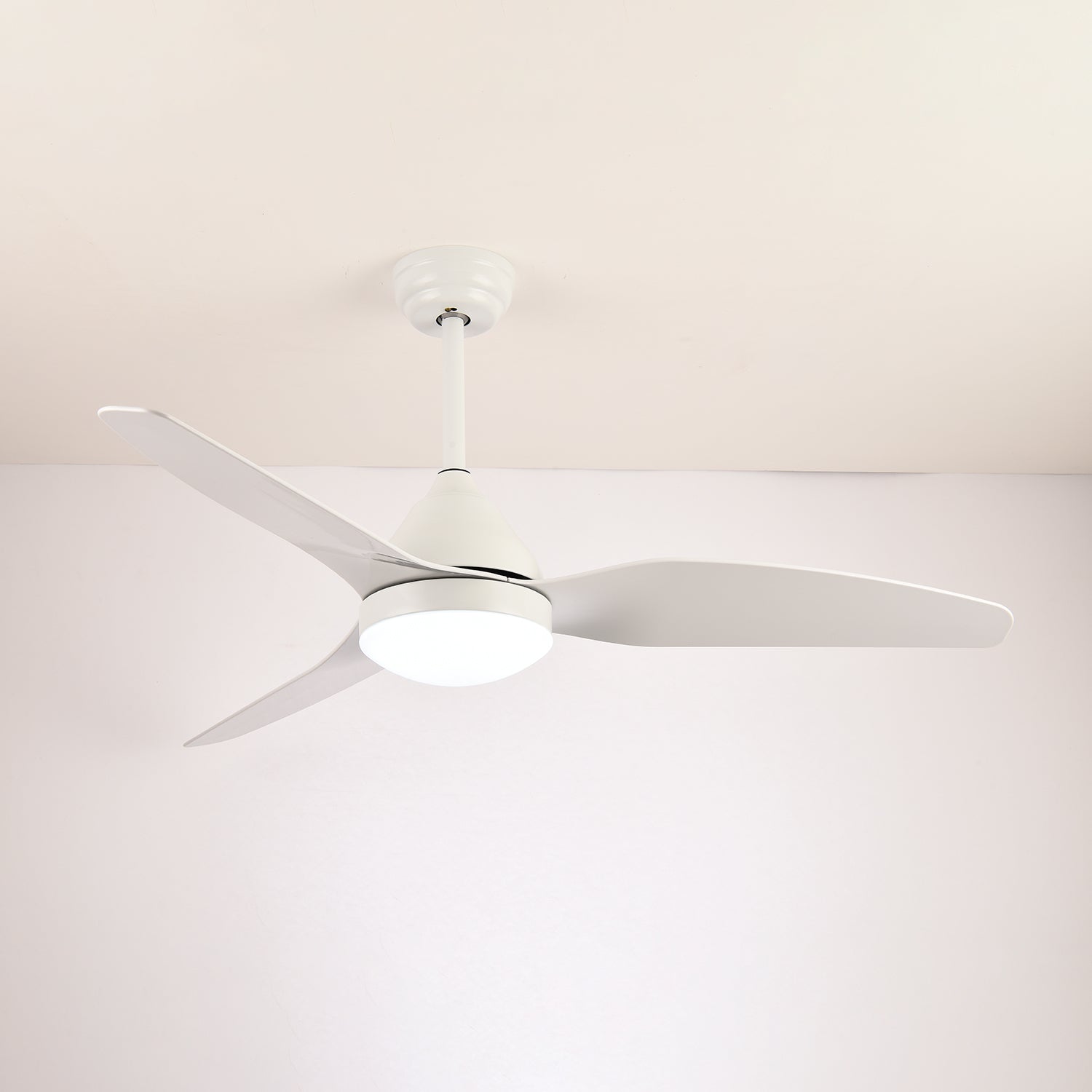 Fia Deckenventilator in einem modernen Wohnzimmer installiert.