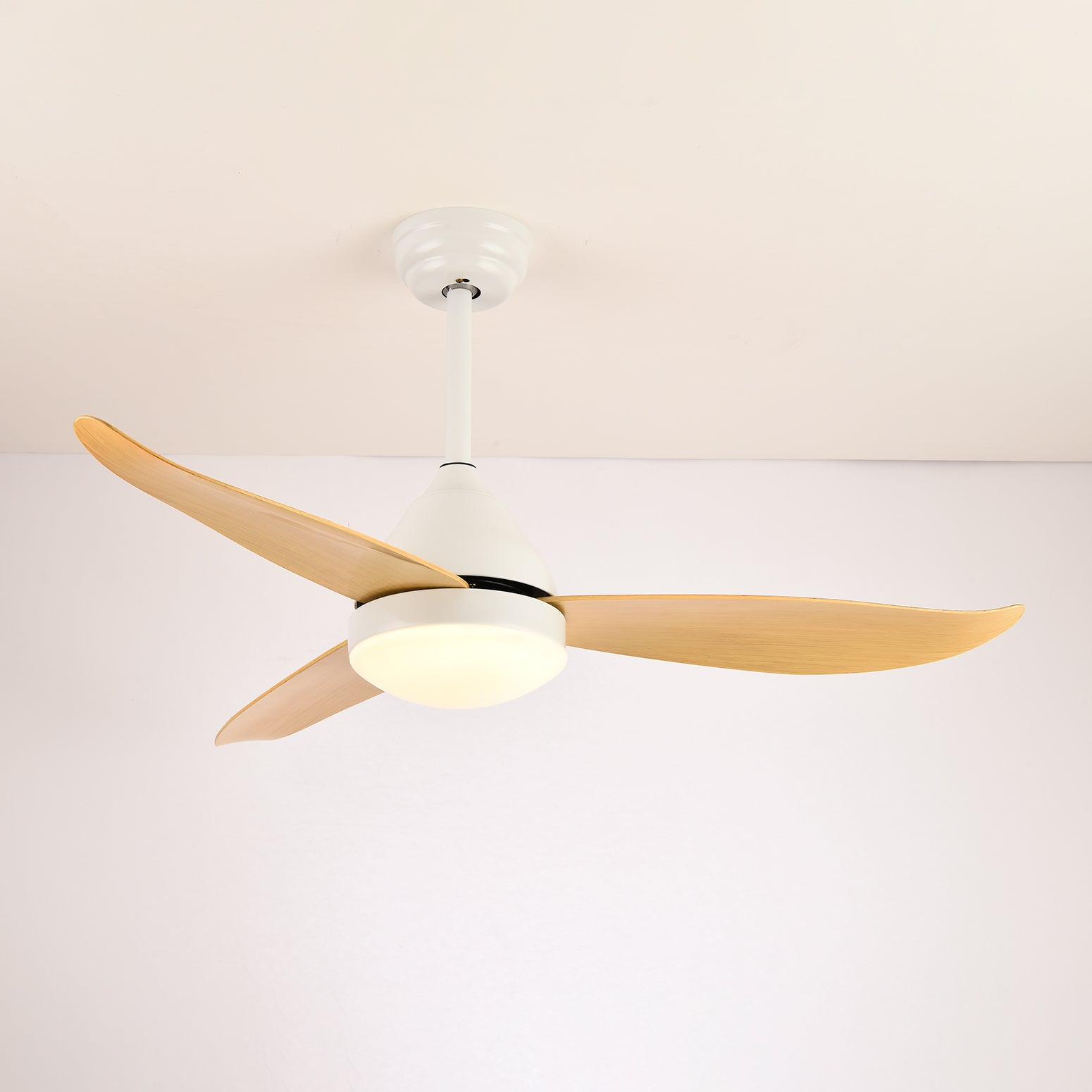 Fia Moderner Holzdeckenventilator mit Licht