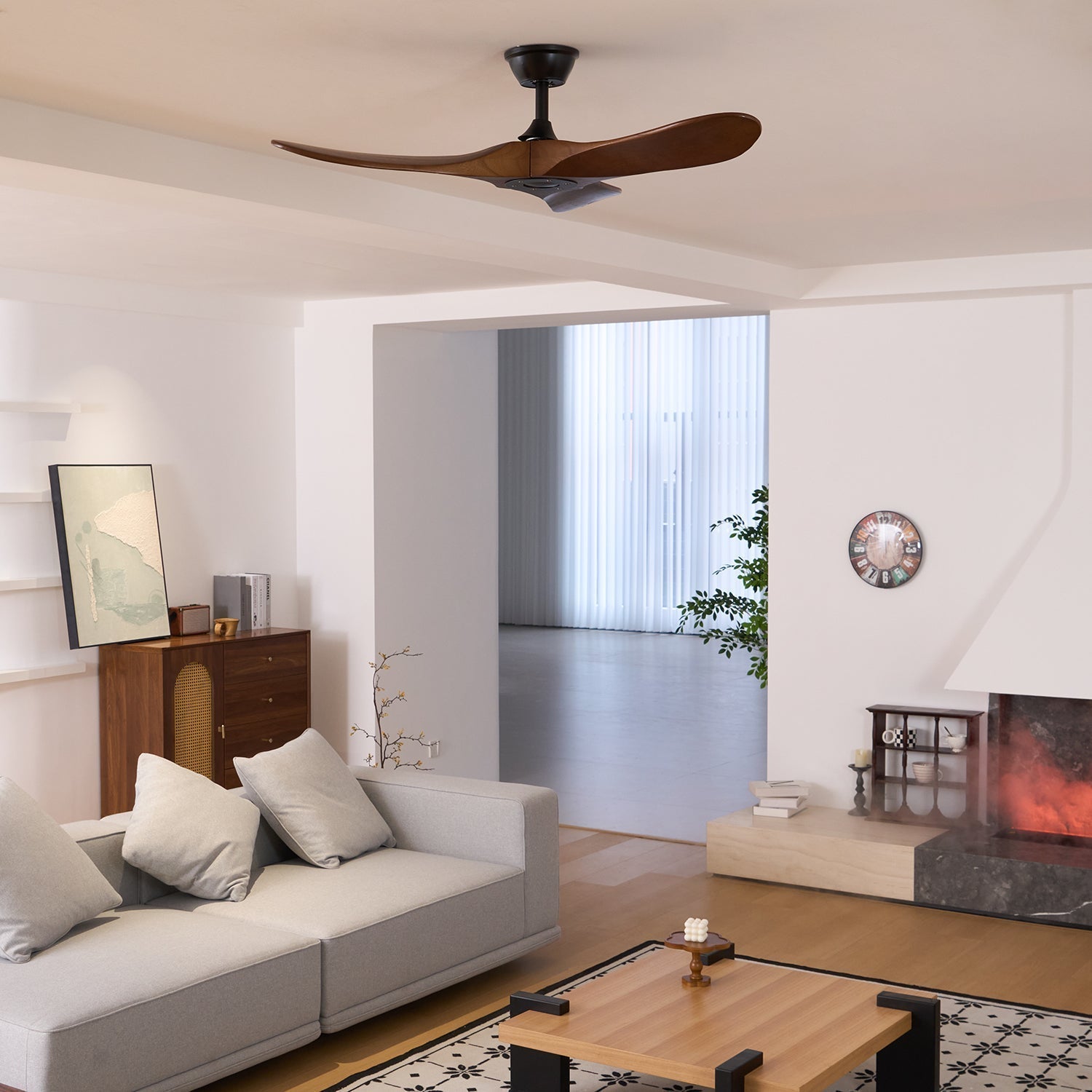 Aviona Holzdeckenventilator, der den Motor aus reinem Kupfer hervorhebt.